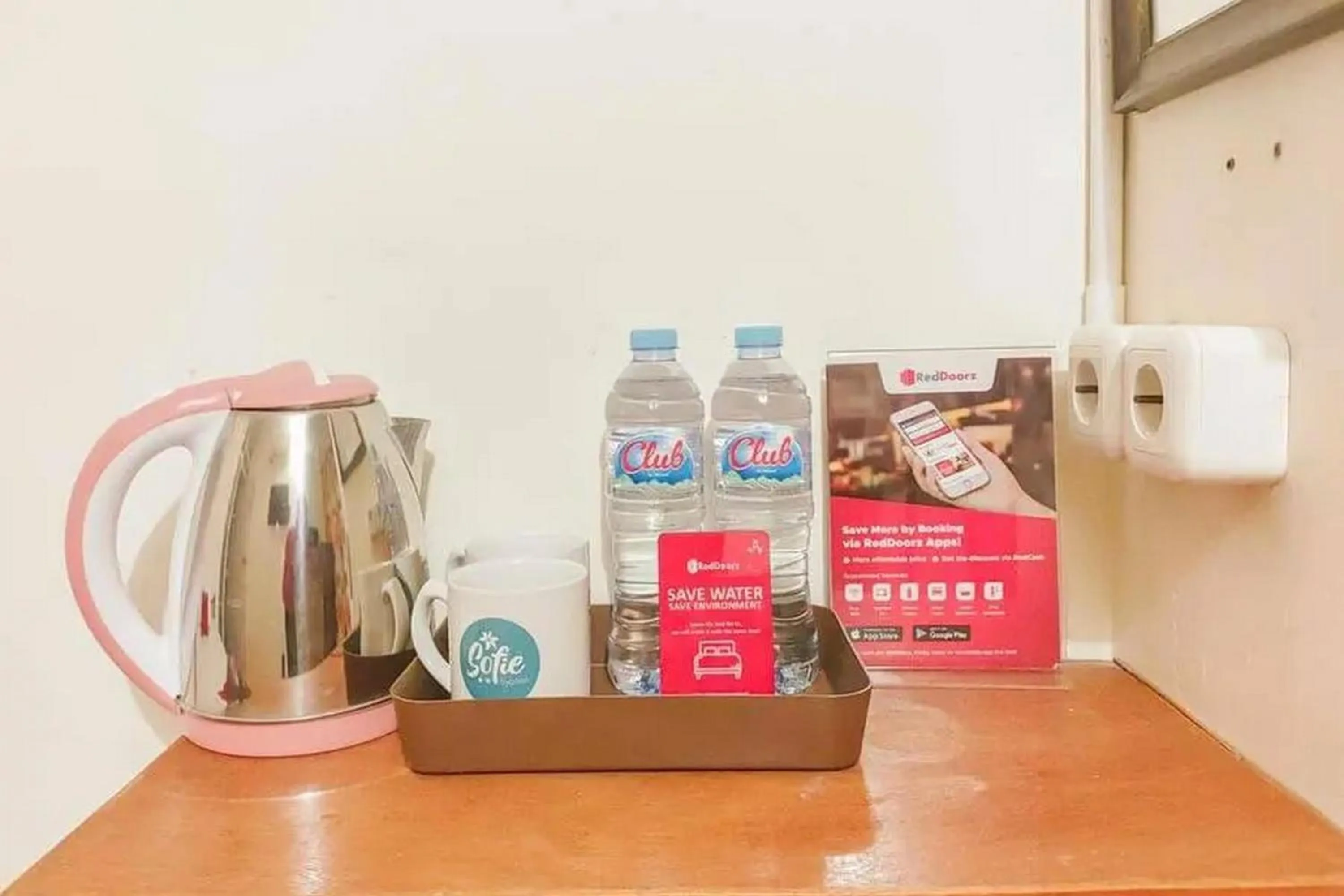 Food and drinks in RedDoorz Syariah at Prapen Jaya Surabaya