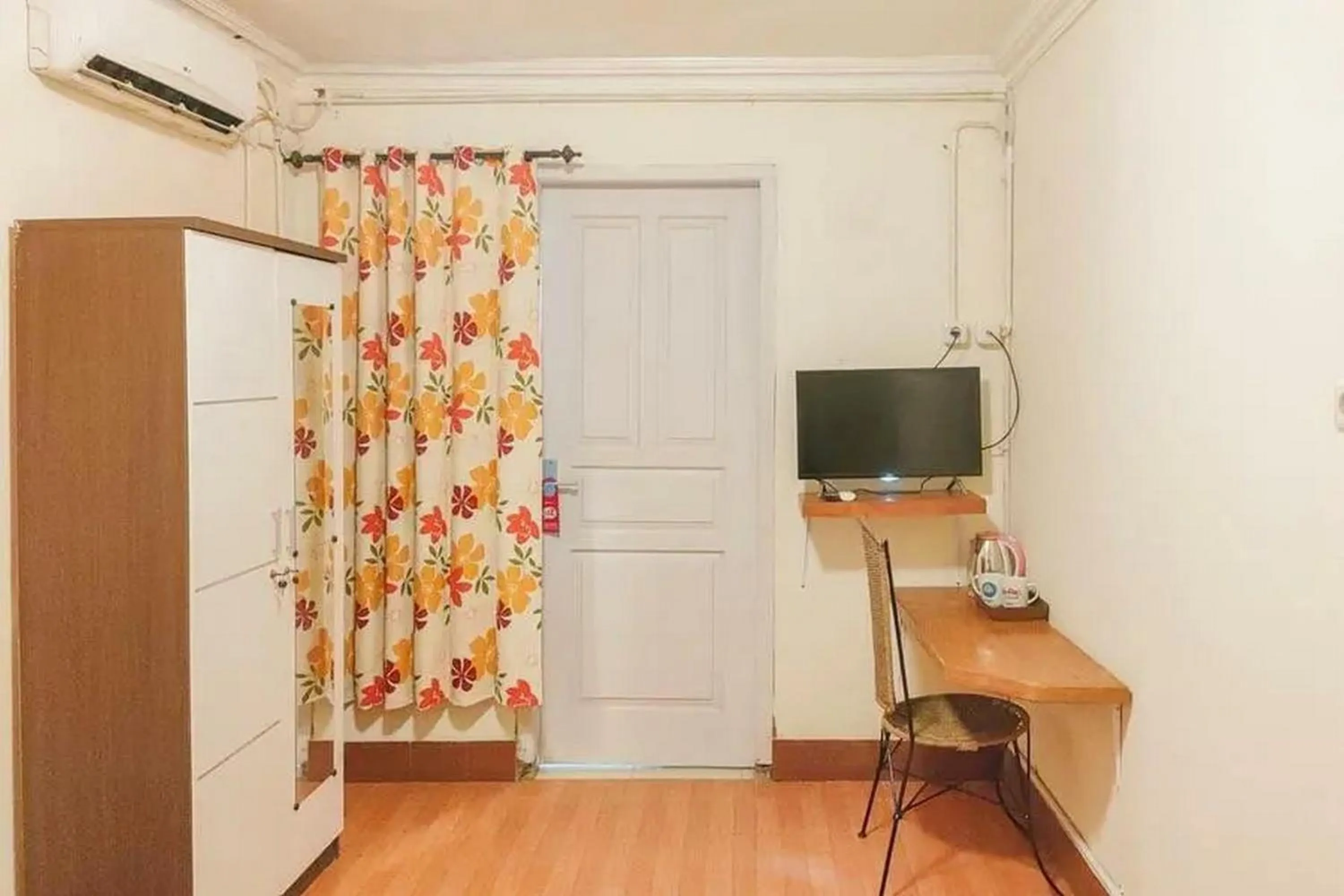 TV and multimedia in RedDoorz Syariah at Prapen Jaya Surabaya