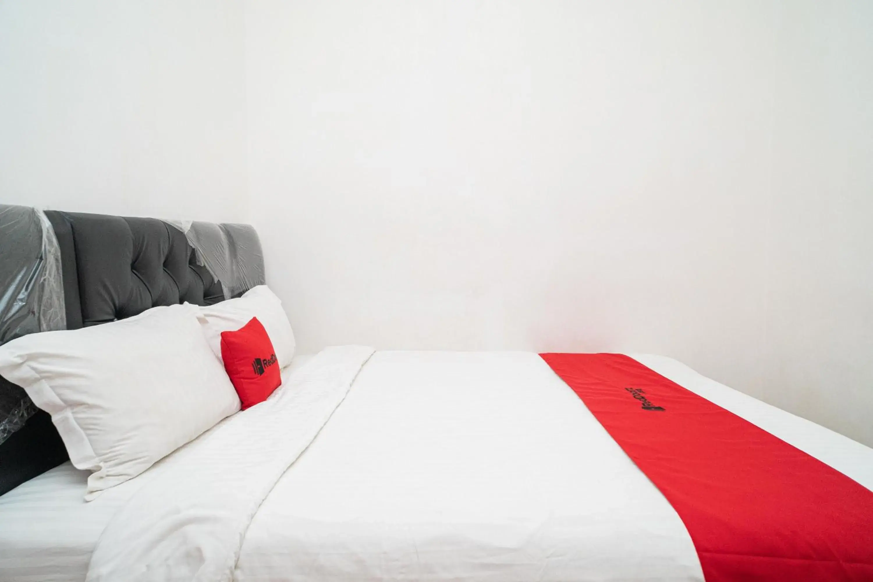 Standard Double Room in RedDoorz Syariah At Sulfat Malang Standard Double Room in RedDoorz Syariah At Sulfat Malang