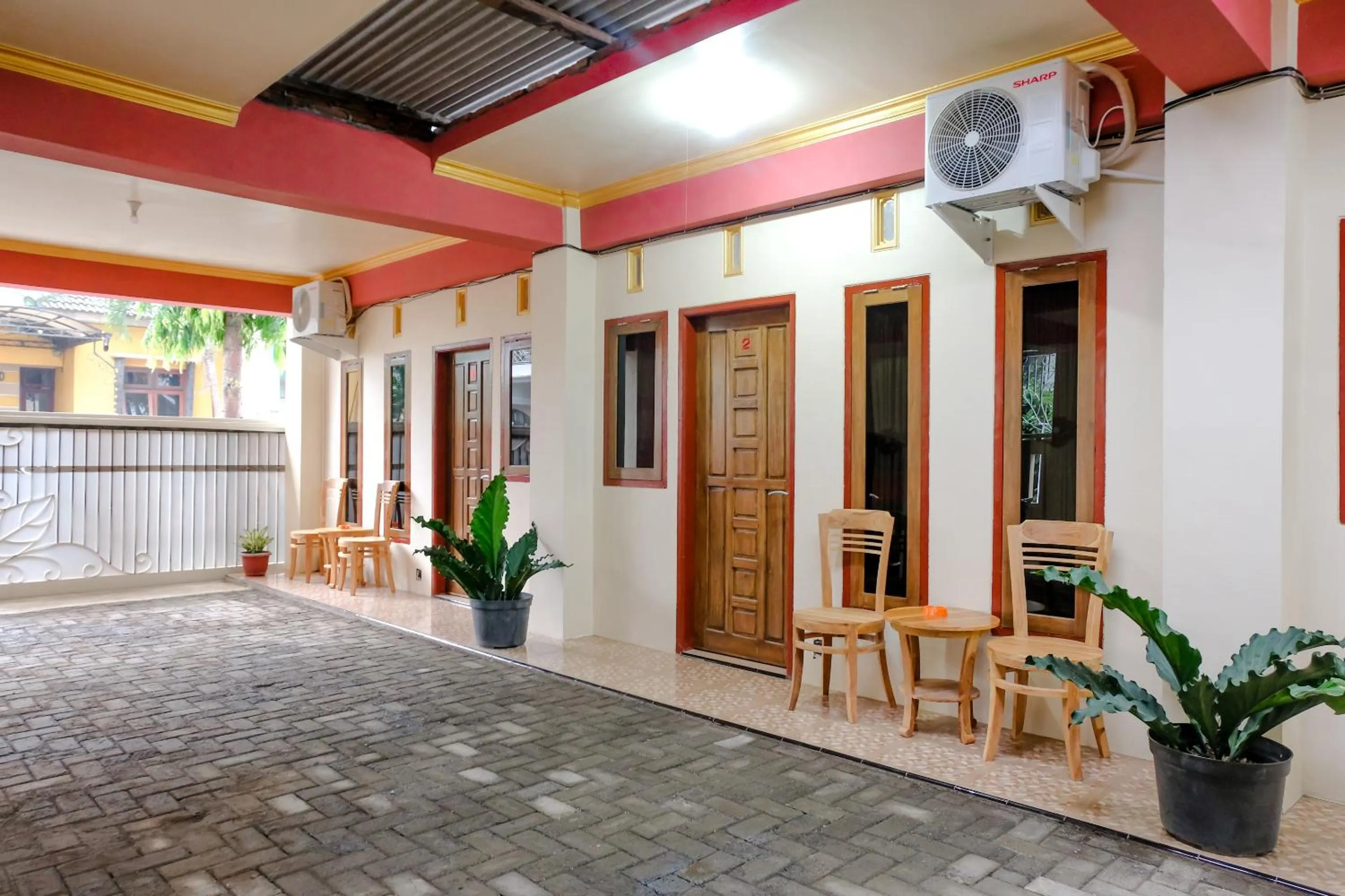 Patio in RedDoorz Syariah At Sulfat Malang