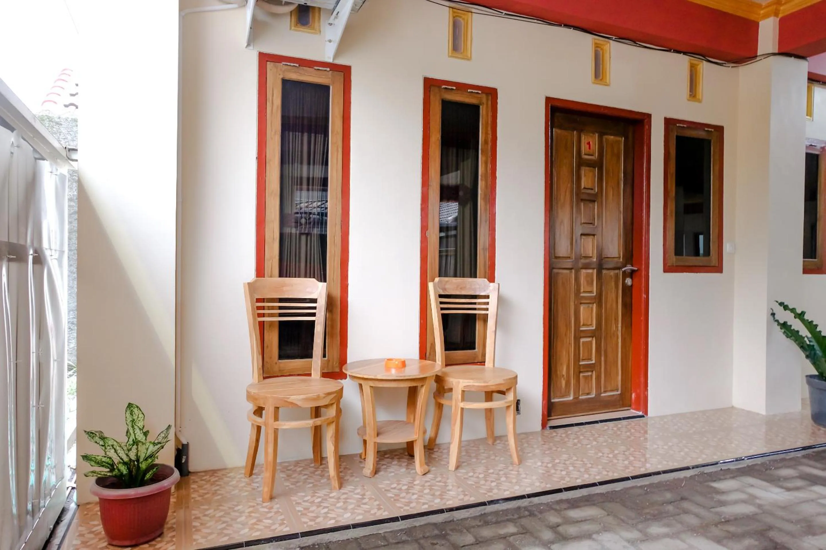 Patio in RedDoorz Syariah At Sulfat Malang