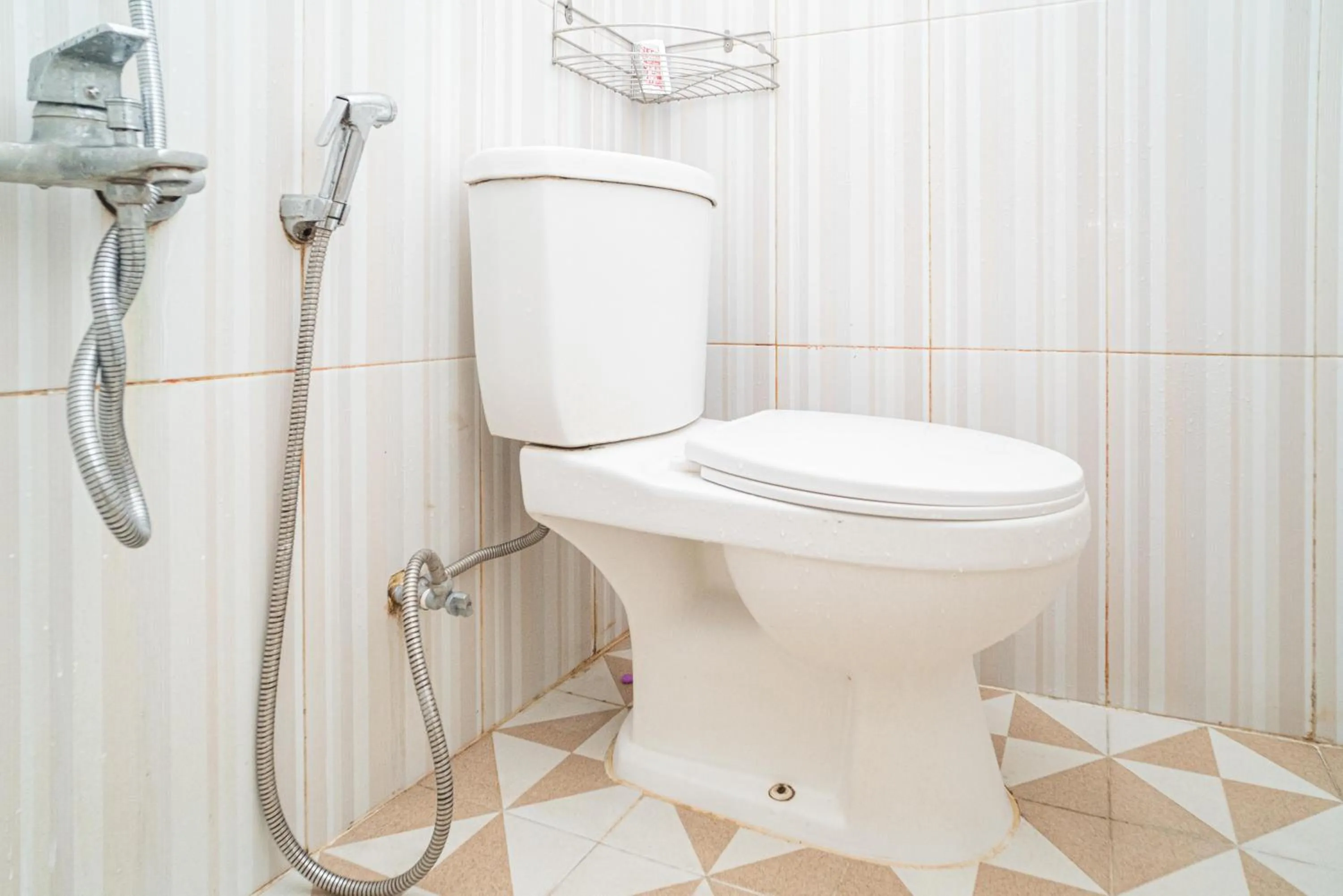 Bathroom in RedDoorz Syariah At Sulfat Malang