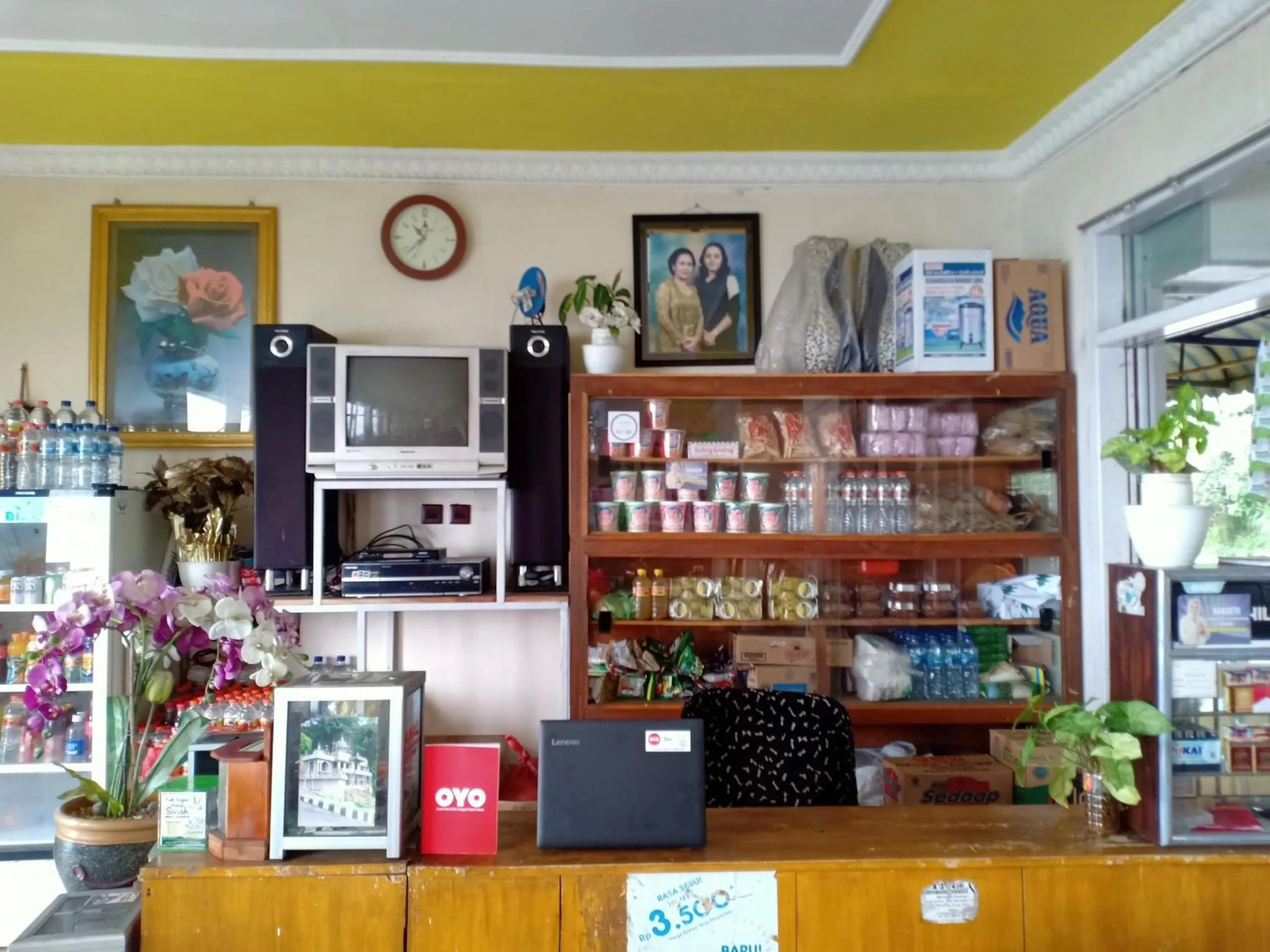 Lobby or reception in OYO Life 3020 Penginapan Citra Rasa