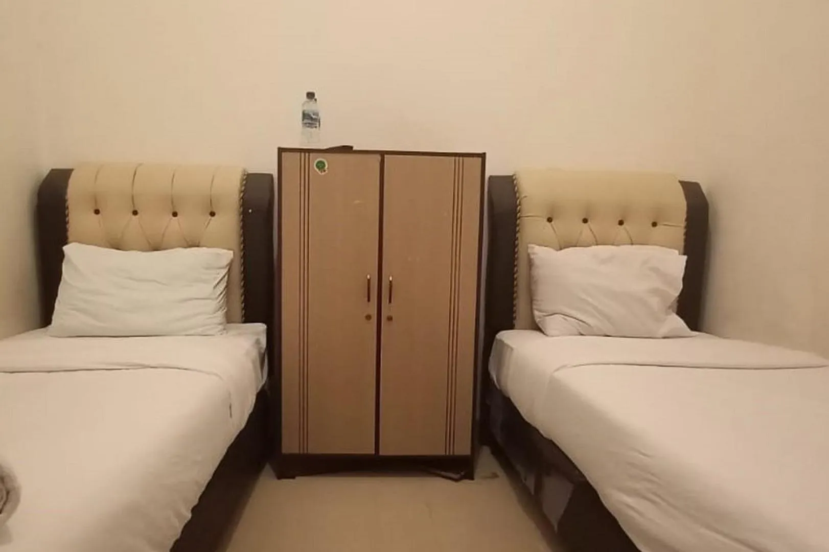 Bedroom in RedDoorz Syariah at Galliano Homestay Bukittinggi