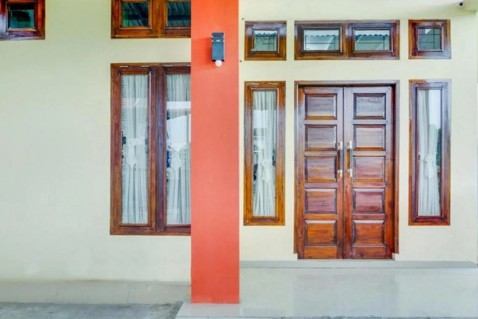 Facade/entrance in RedDoorz Syariah at Galliano Homestay Bukittinggi