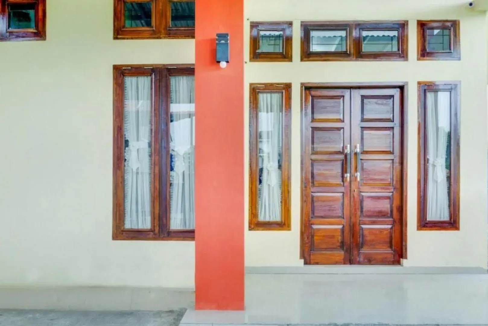 Facade/entrance in RedDoorz Syariah at Galliano Homestay Bukittinggi Facade/entrance in RedDoorz Syariah at Galliano Homestay Bukittinggi