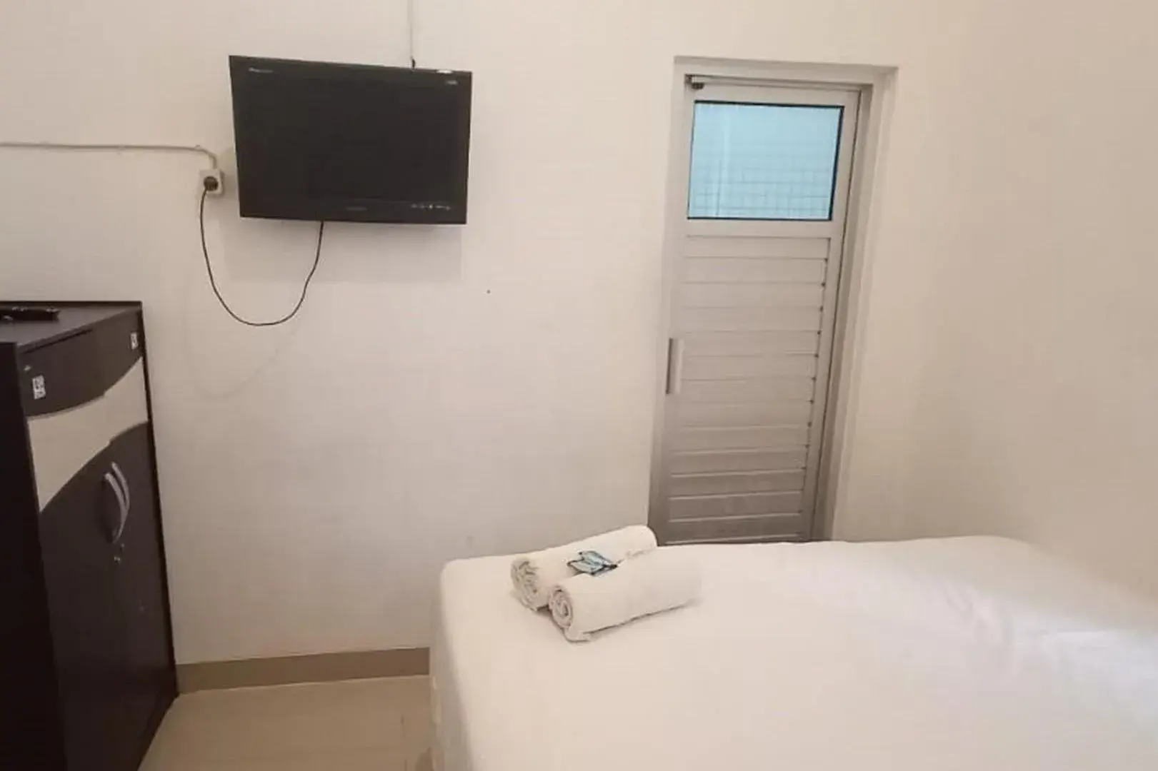 TV and multimedia in RedDoorz Syariah at Galliano Homestay Bukittinggi TV and multimedia in RedDoorz Syariah at Galliano Homestay Bukittinggi