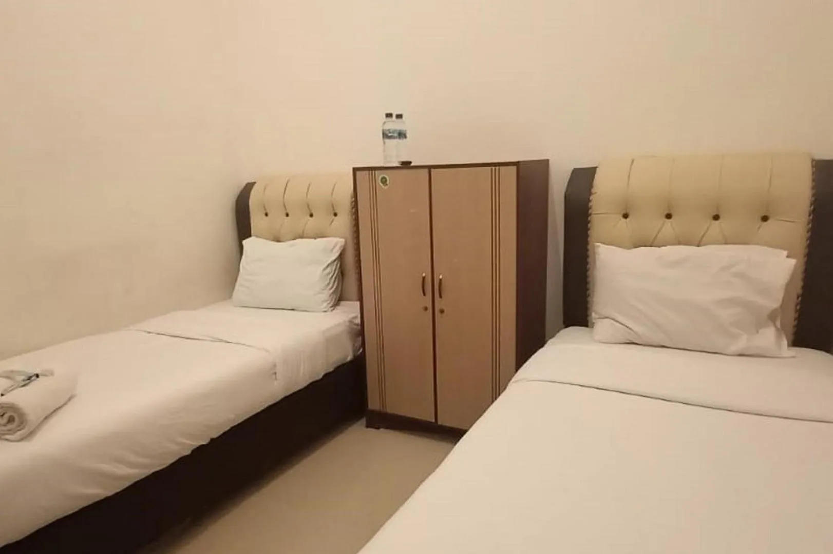 Bedroom in RedDoorz Syariah at Galliano Homestay Bukittinggi