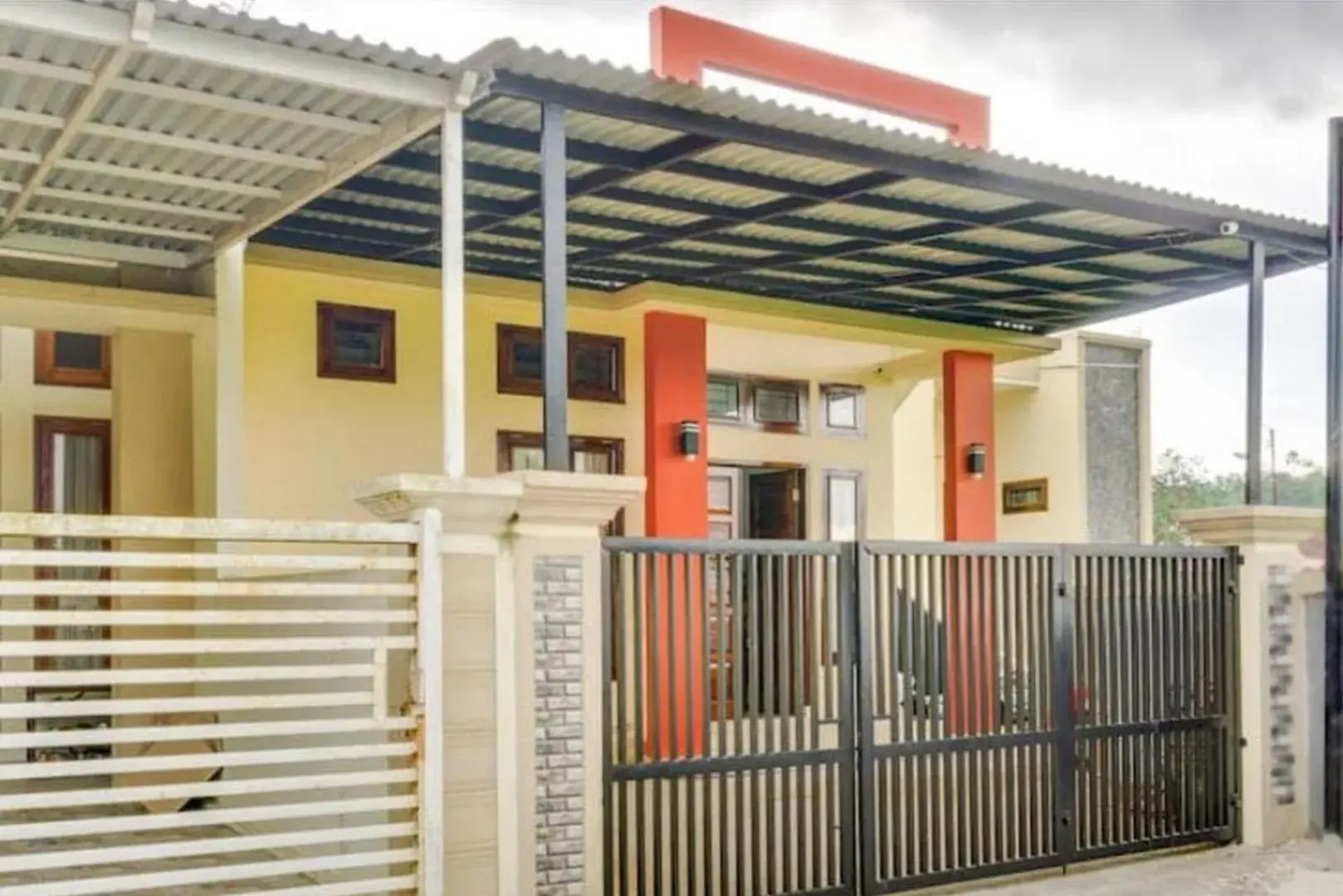 Property building in RedDoorz Syariah at Galliano Homestay Bukittinggi Property building in RedDoorz Syariah at Galliano Homestay Bukittinggi