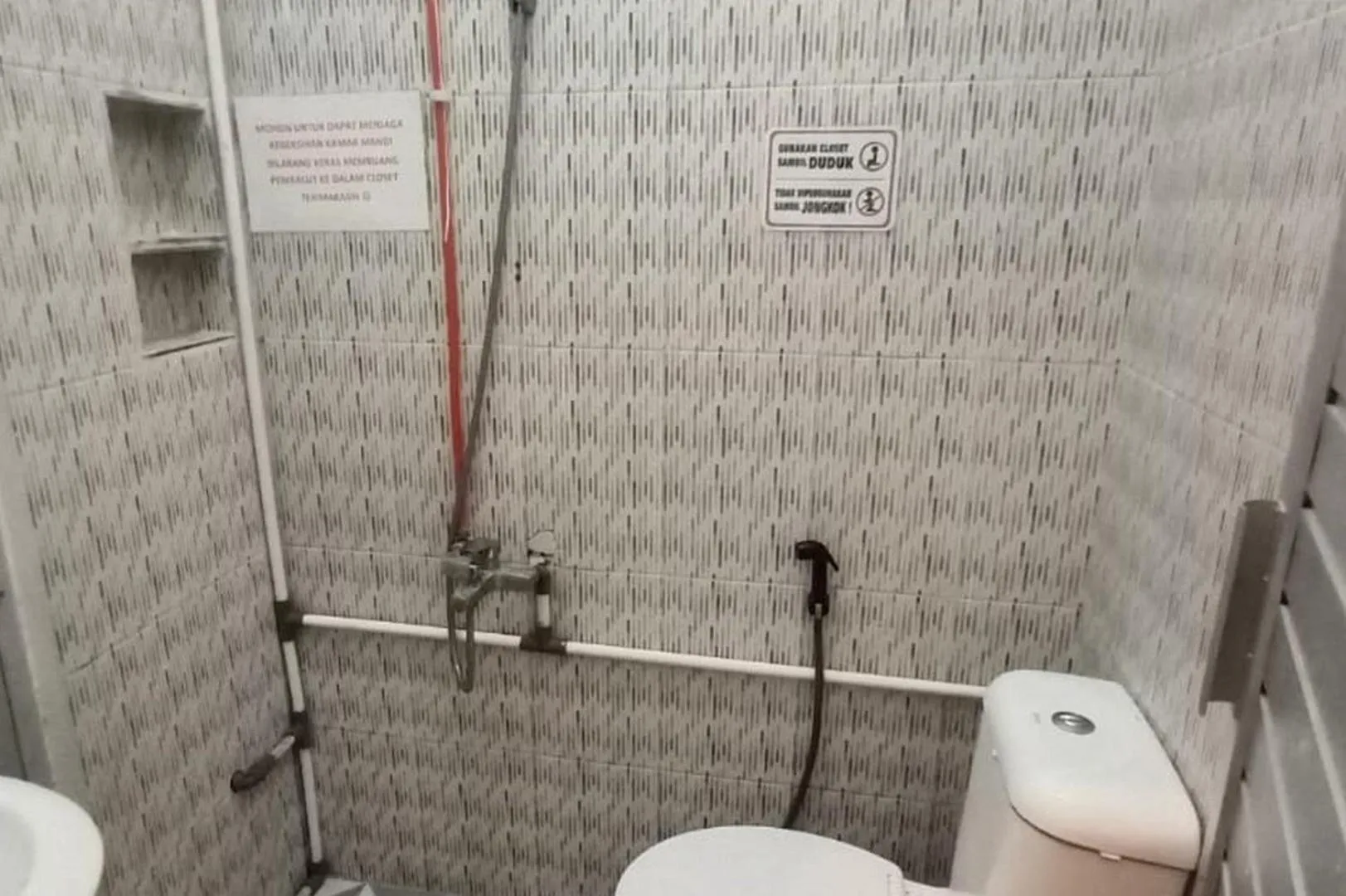 Bathroom in RedDoorz Syariah at Galliano Homestay Bukittinggi