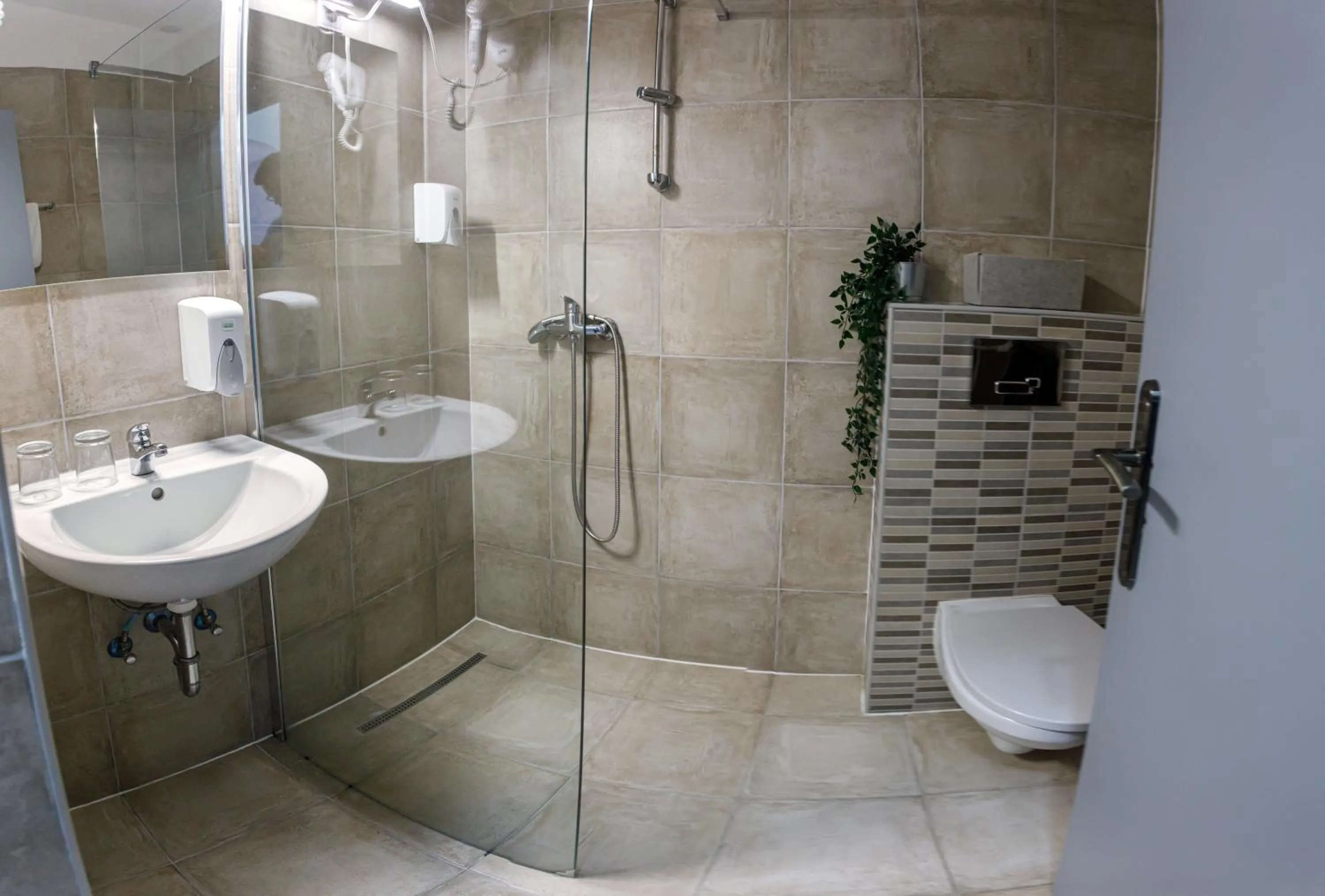 Shower in Árnyas Panzió Gödöllő