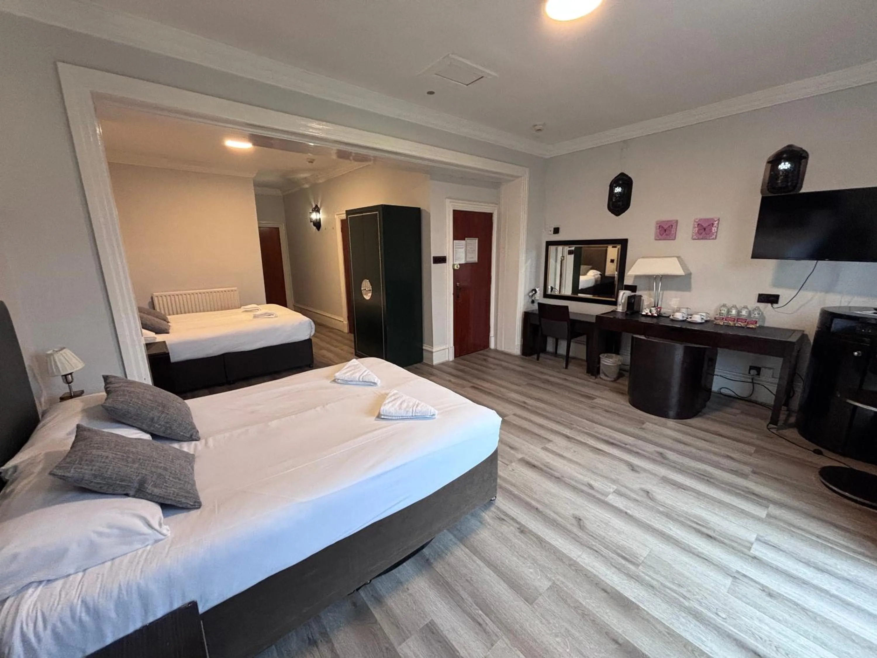 Bedroom, Bed in No6 West Coates