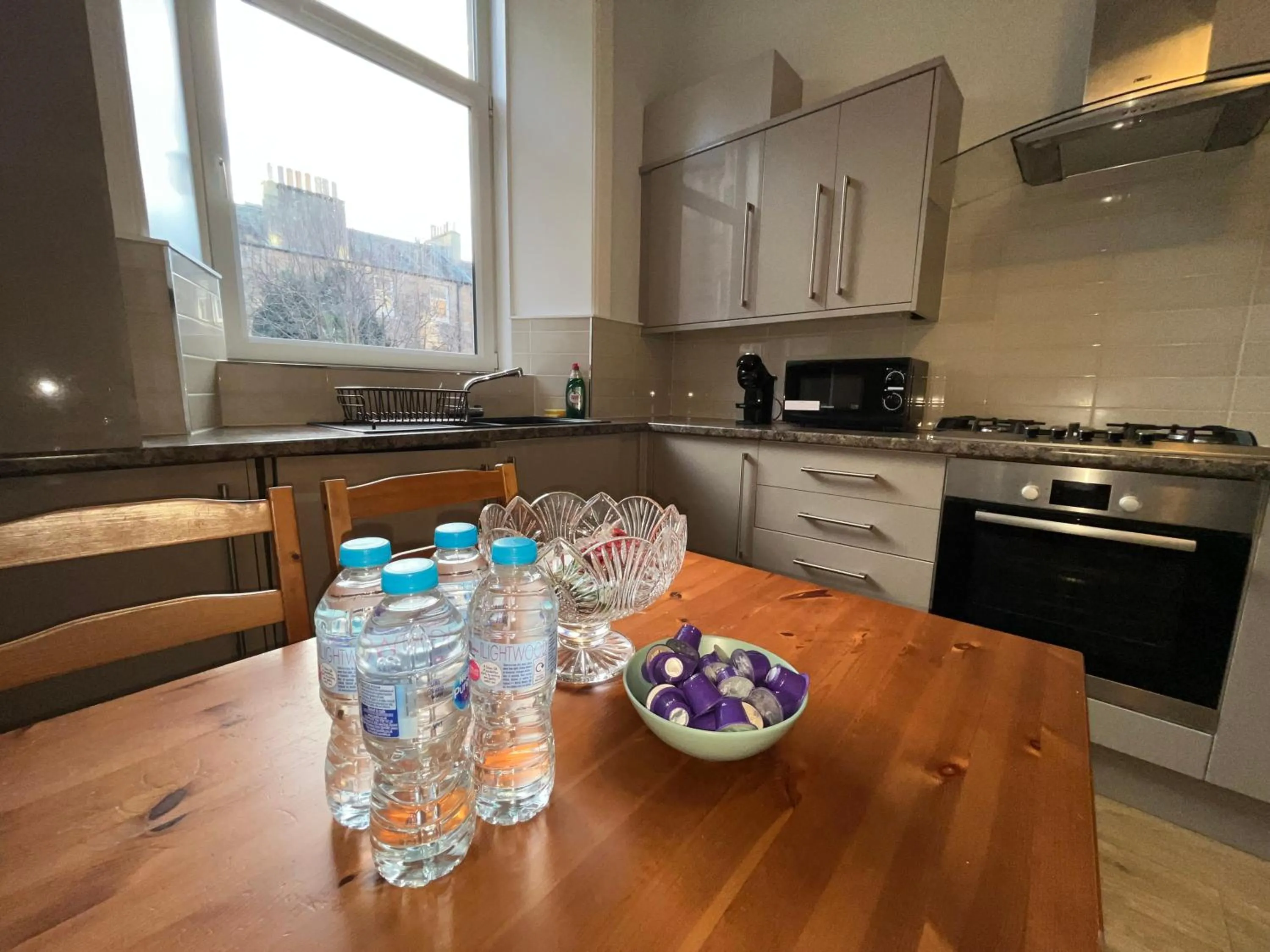 Kitchen or kitchenette in No6 West Coates