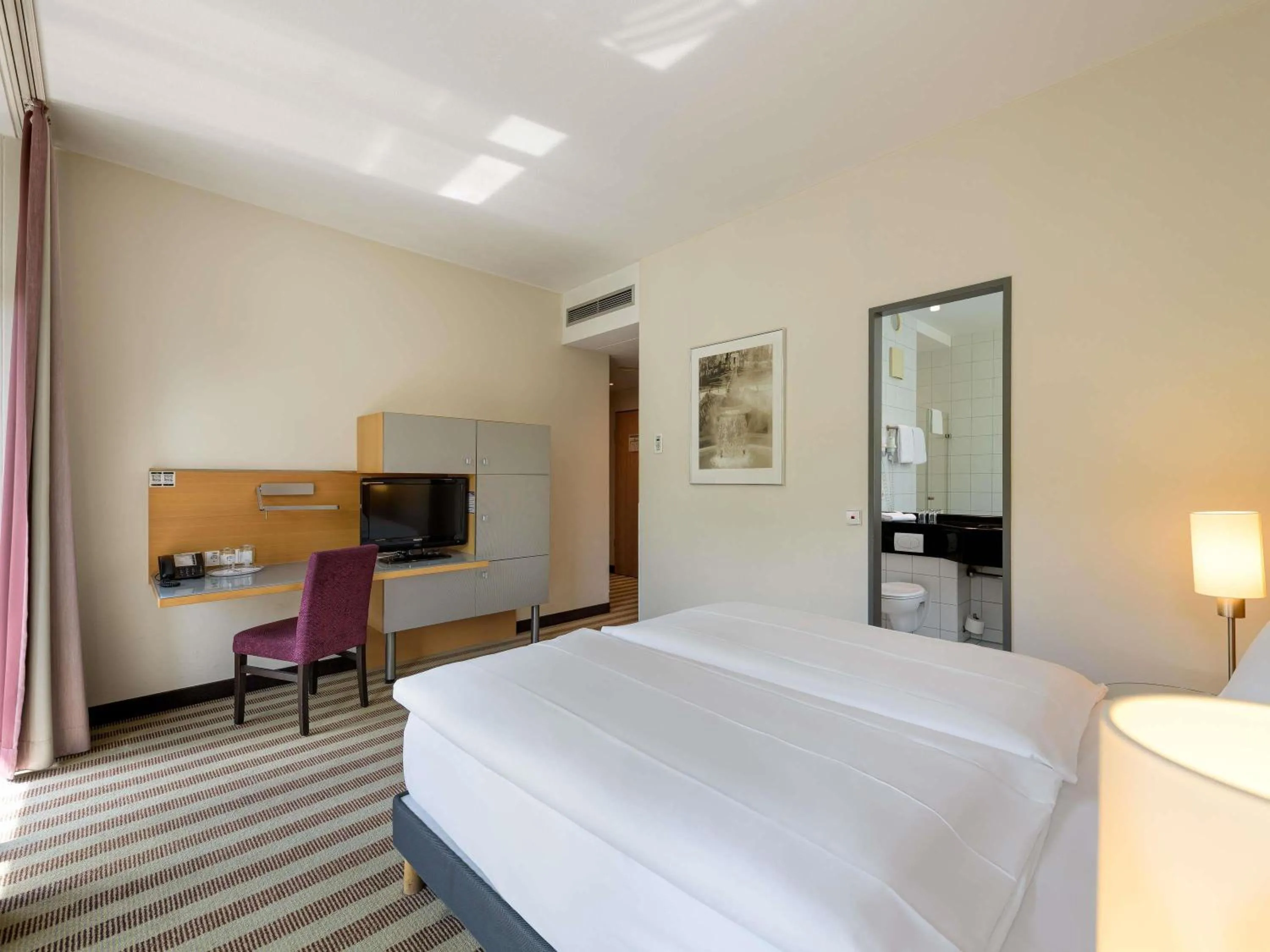 Bedroom, Bed in Mercure Hotel Aachen Am Dom