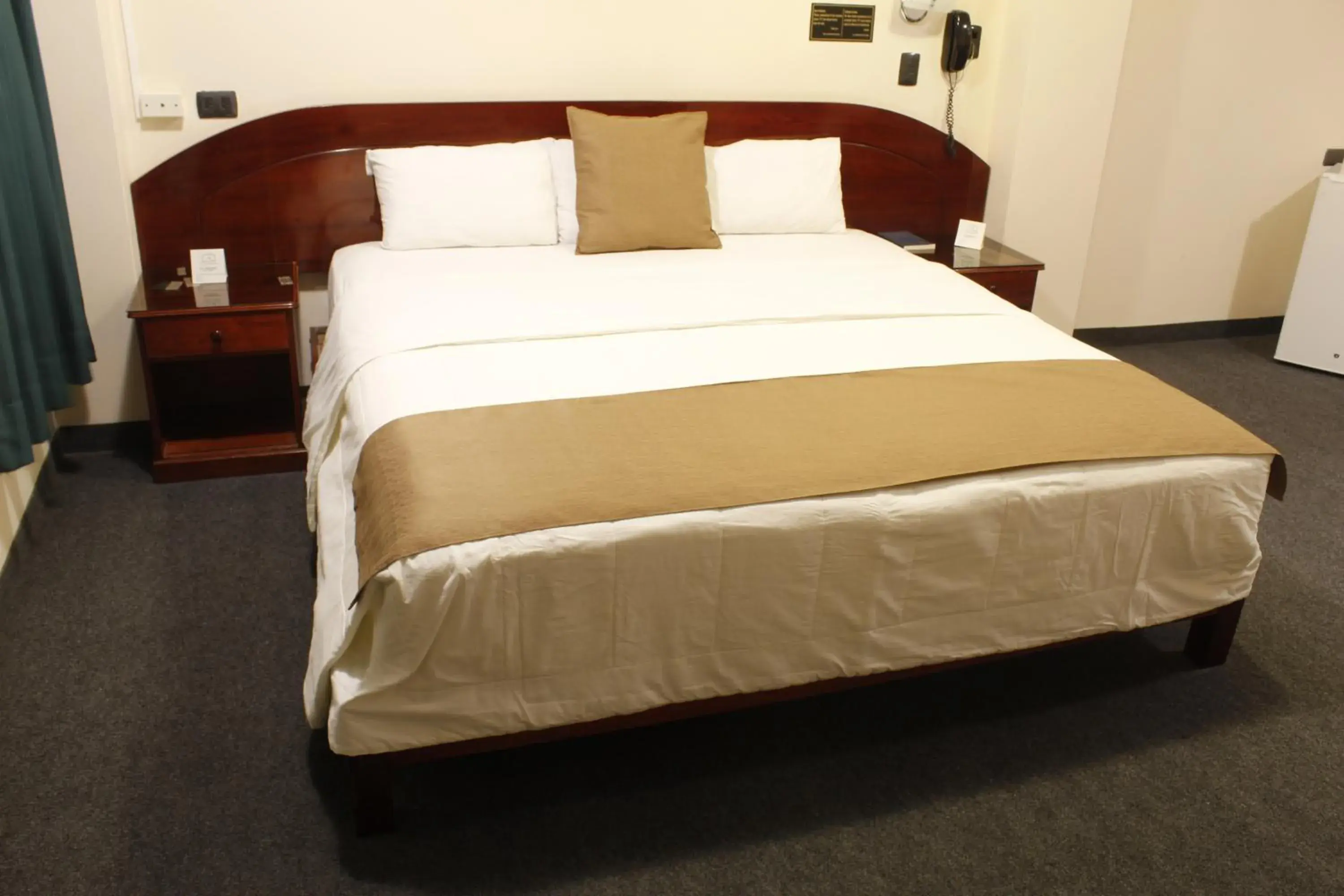 Deluxe King Room - single occupancy in Amara Hotel Deluxe King Room - single occupancy in Amara Hotel