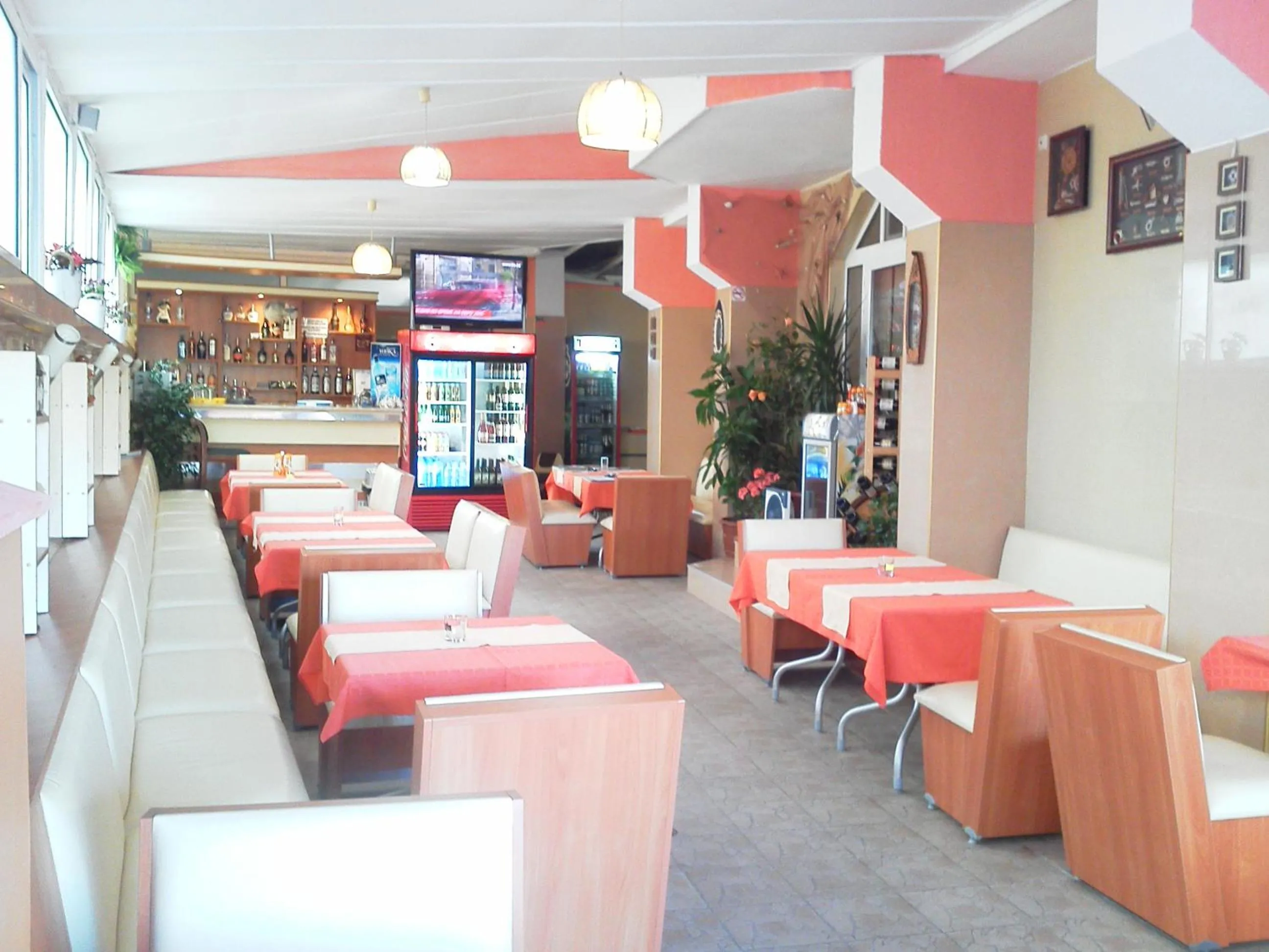Restaurant/places to eat in Krasi Hotel
