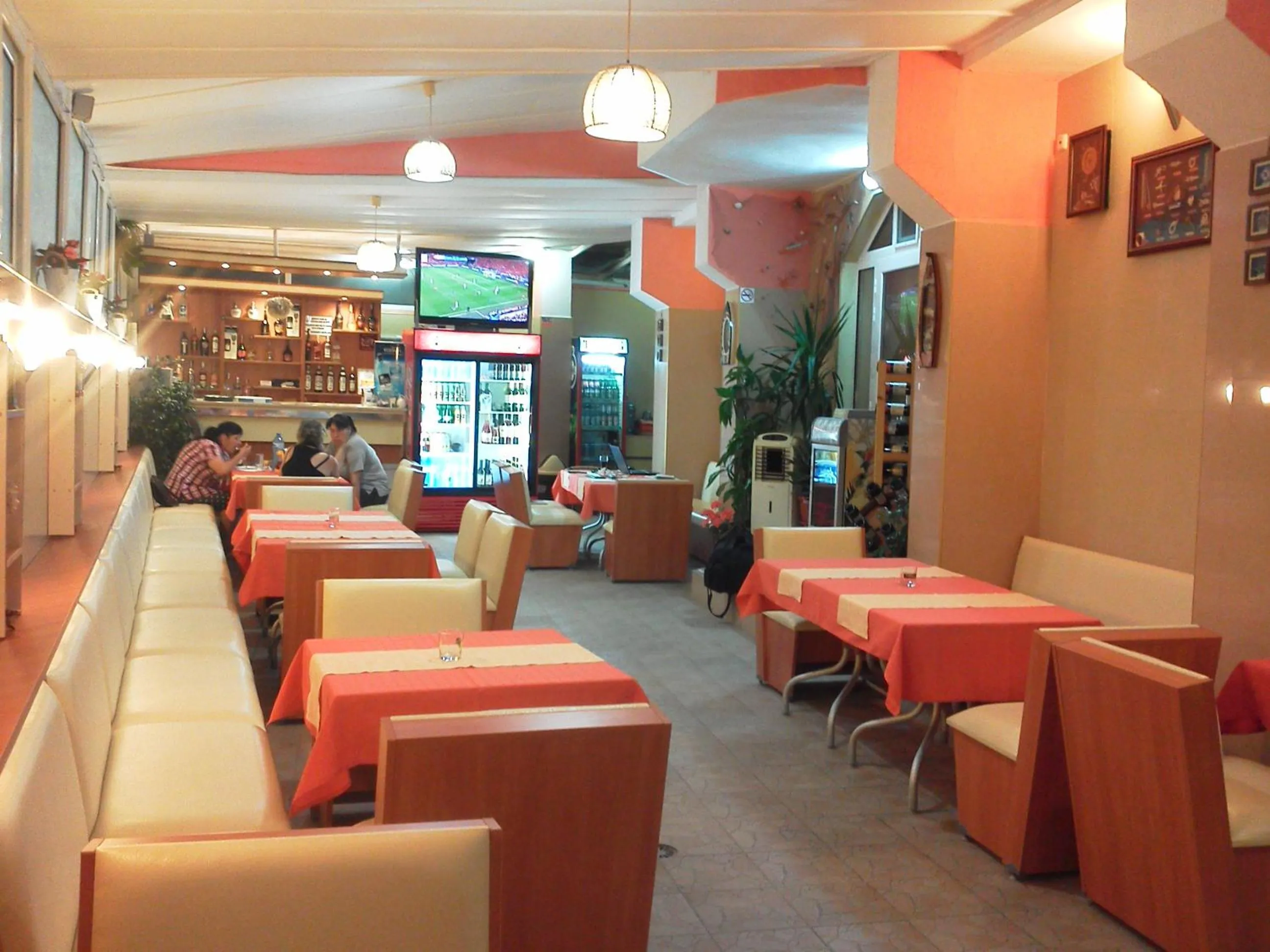 Restaurant/places to eat in Krasi Hotel