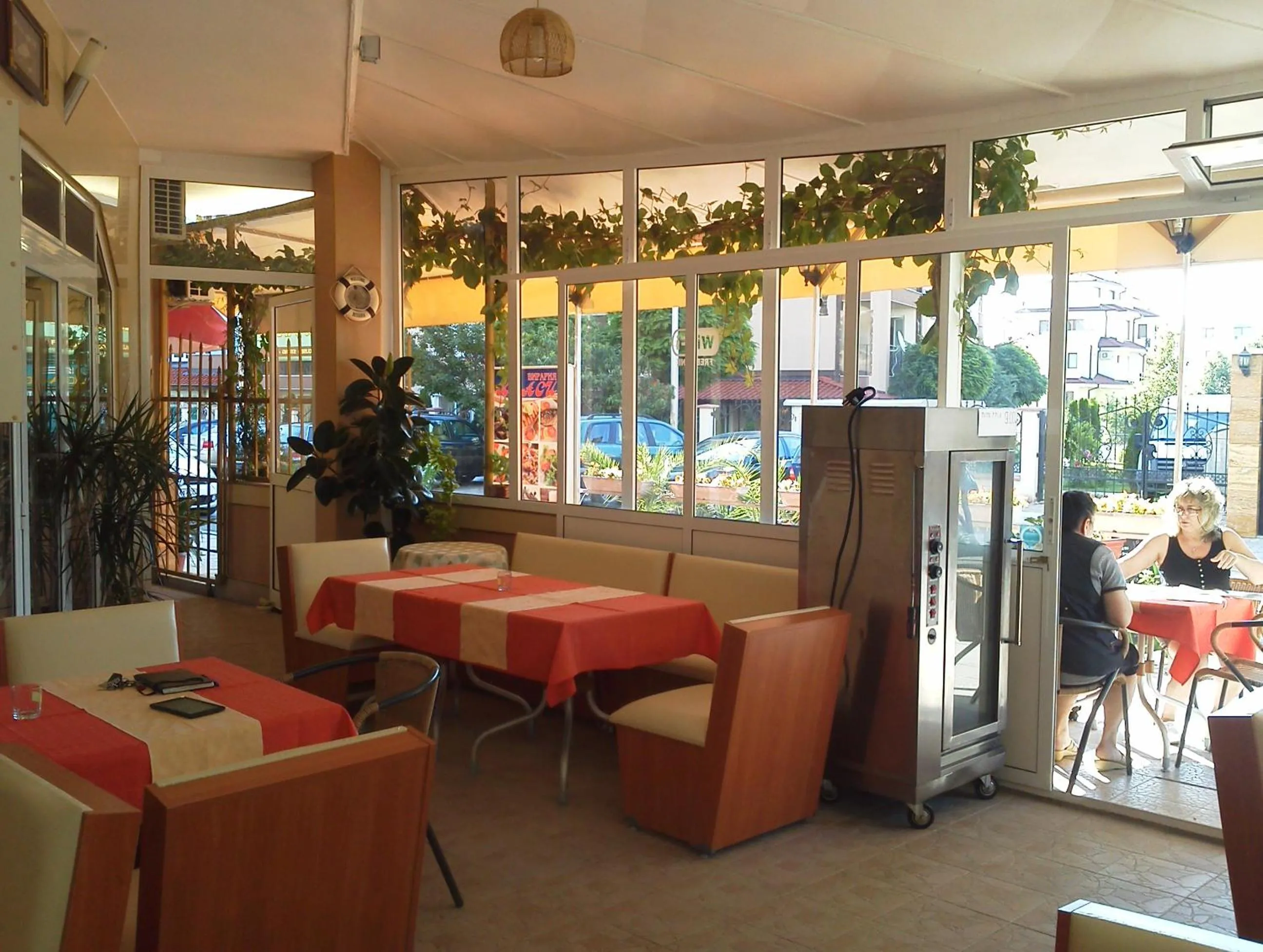 Restaurant/places to eat in Krasi Hotel