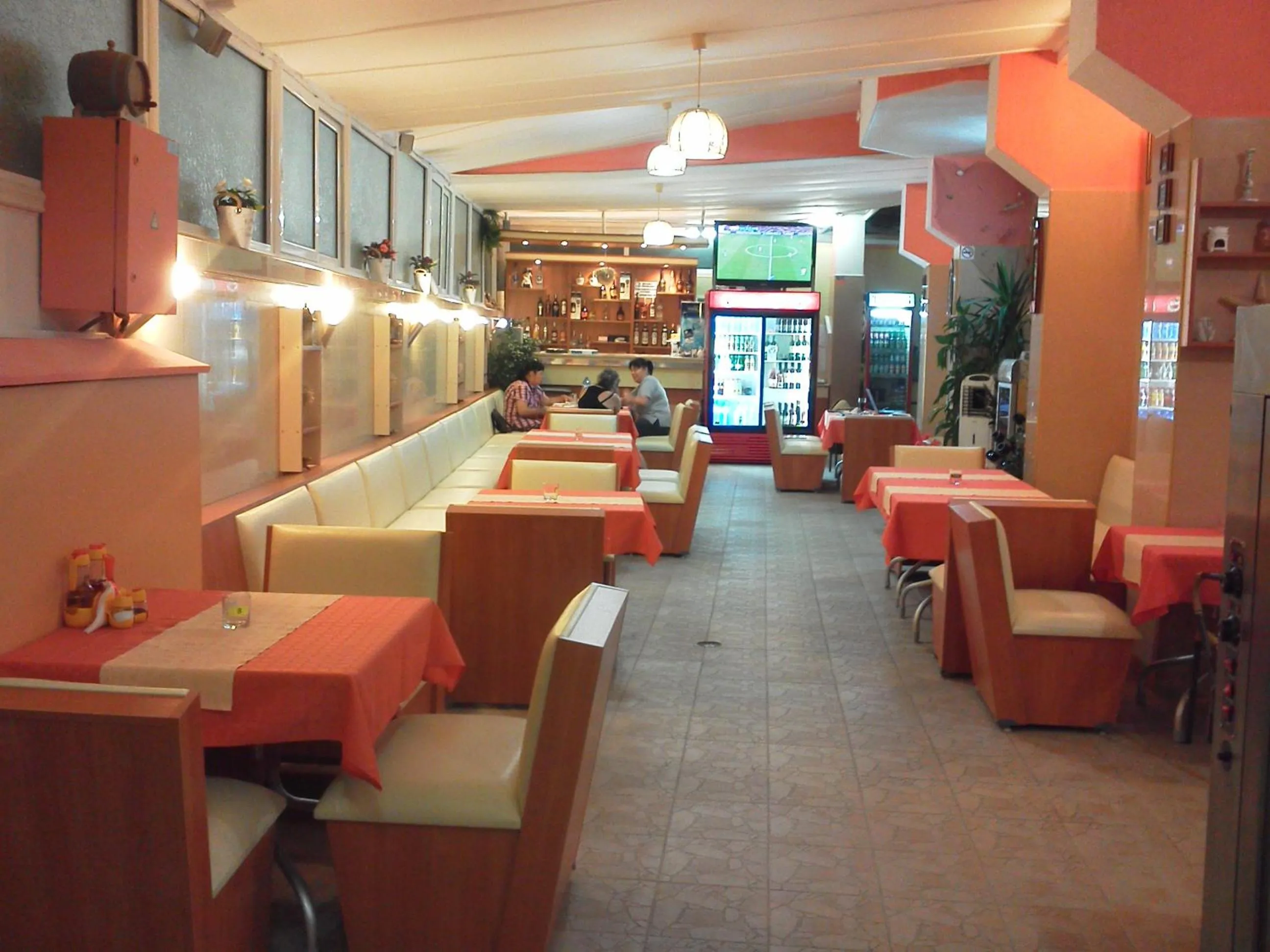 Restaurant/places to eat in Krasi Hotel