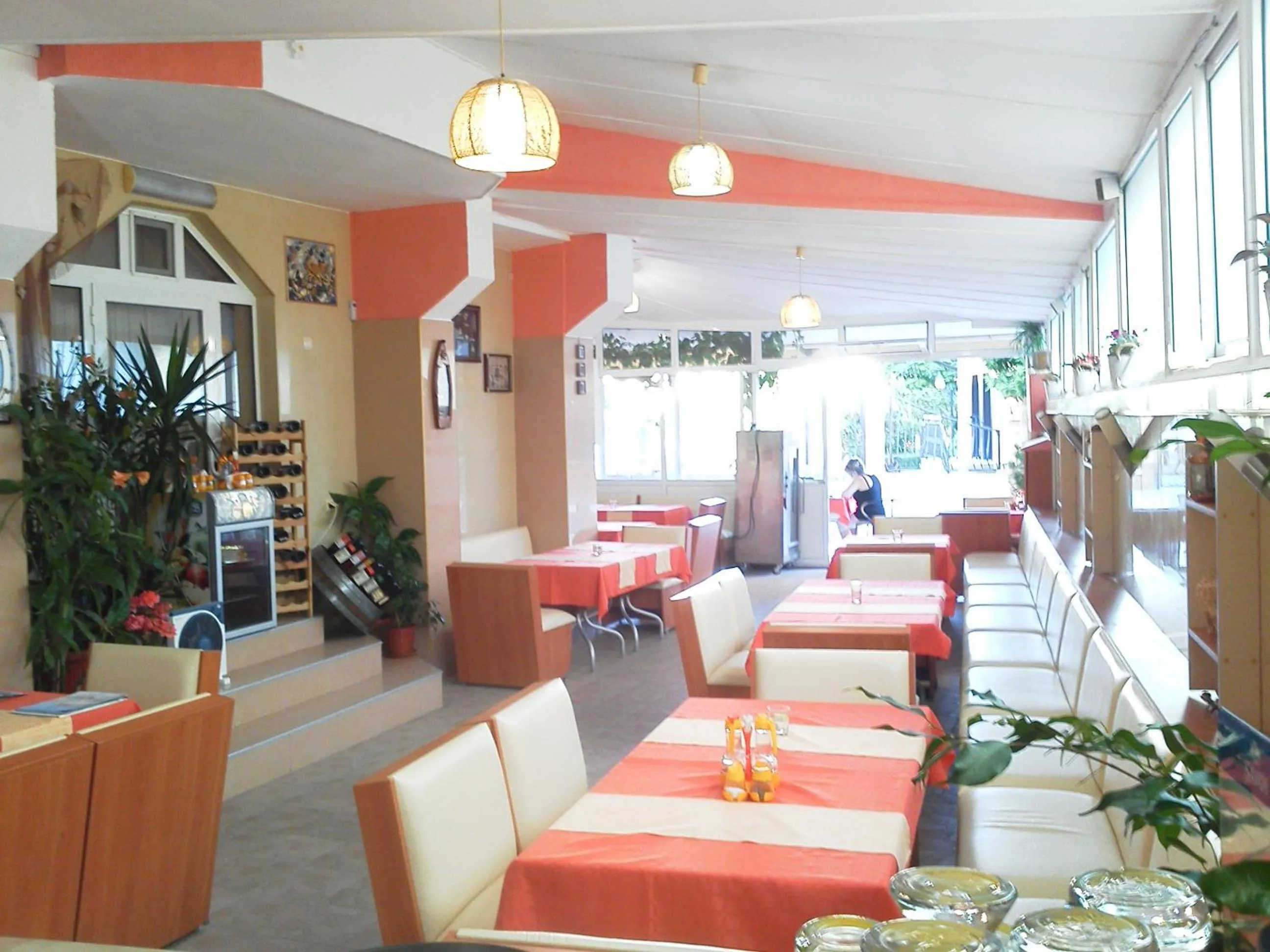 Restaurant/places to eat in Krasi Hotel