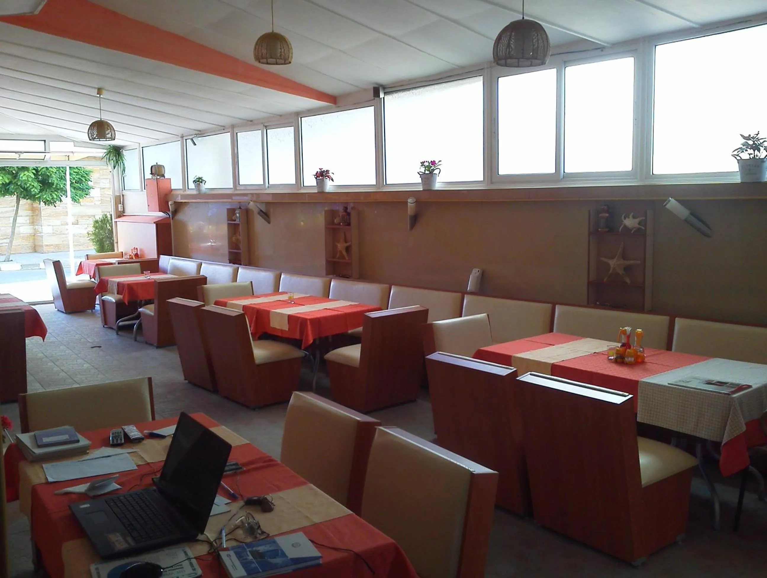 Restaurant/places to eat in Krasi Hotel