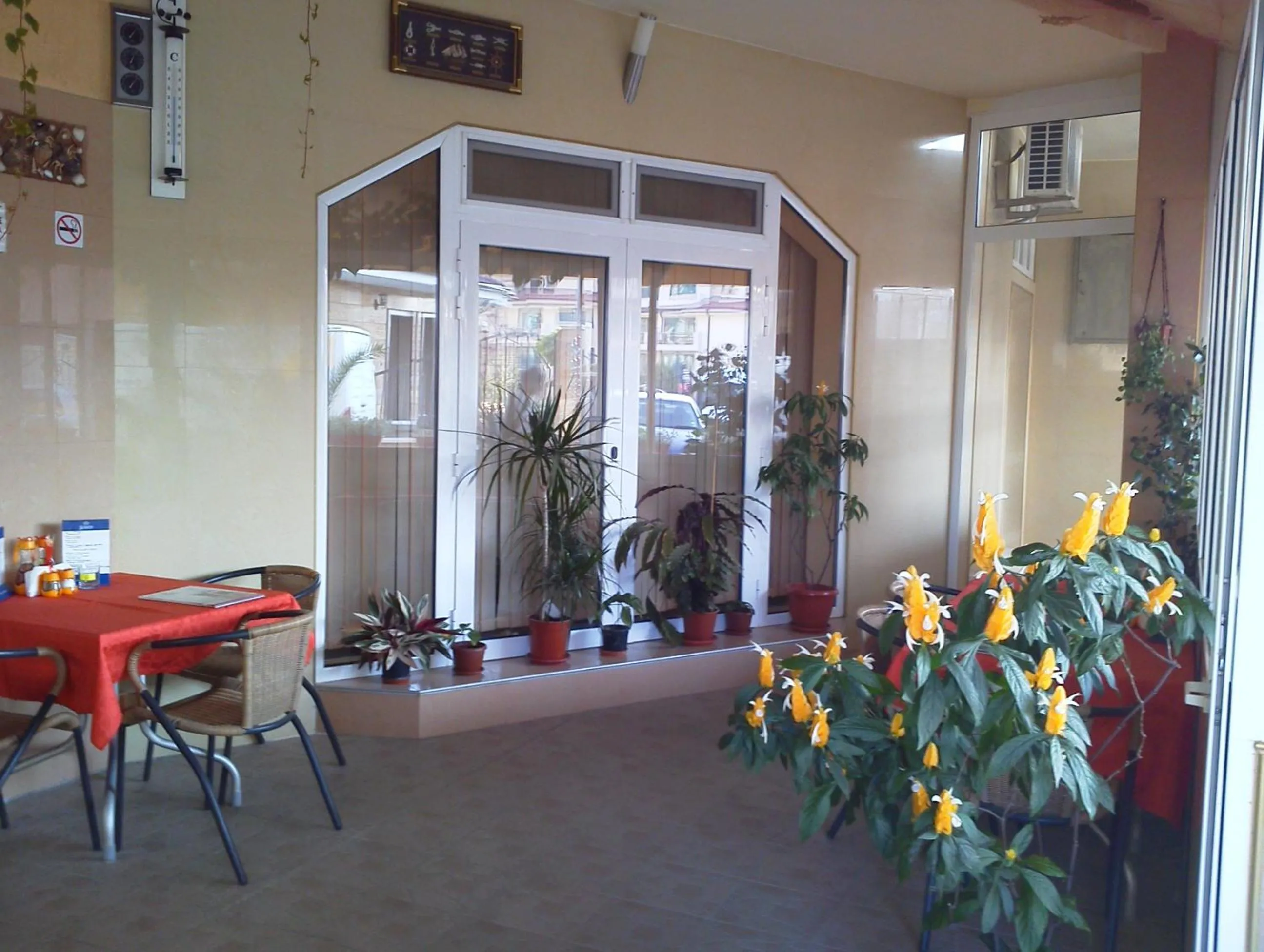 Restaurant/places to eat in Krasi Hotel
