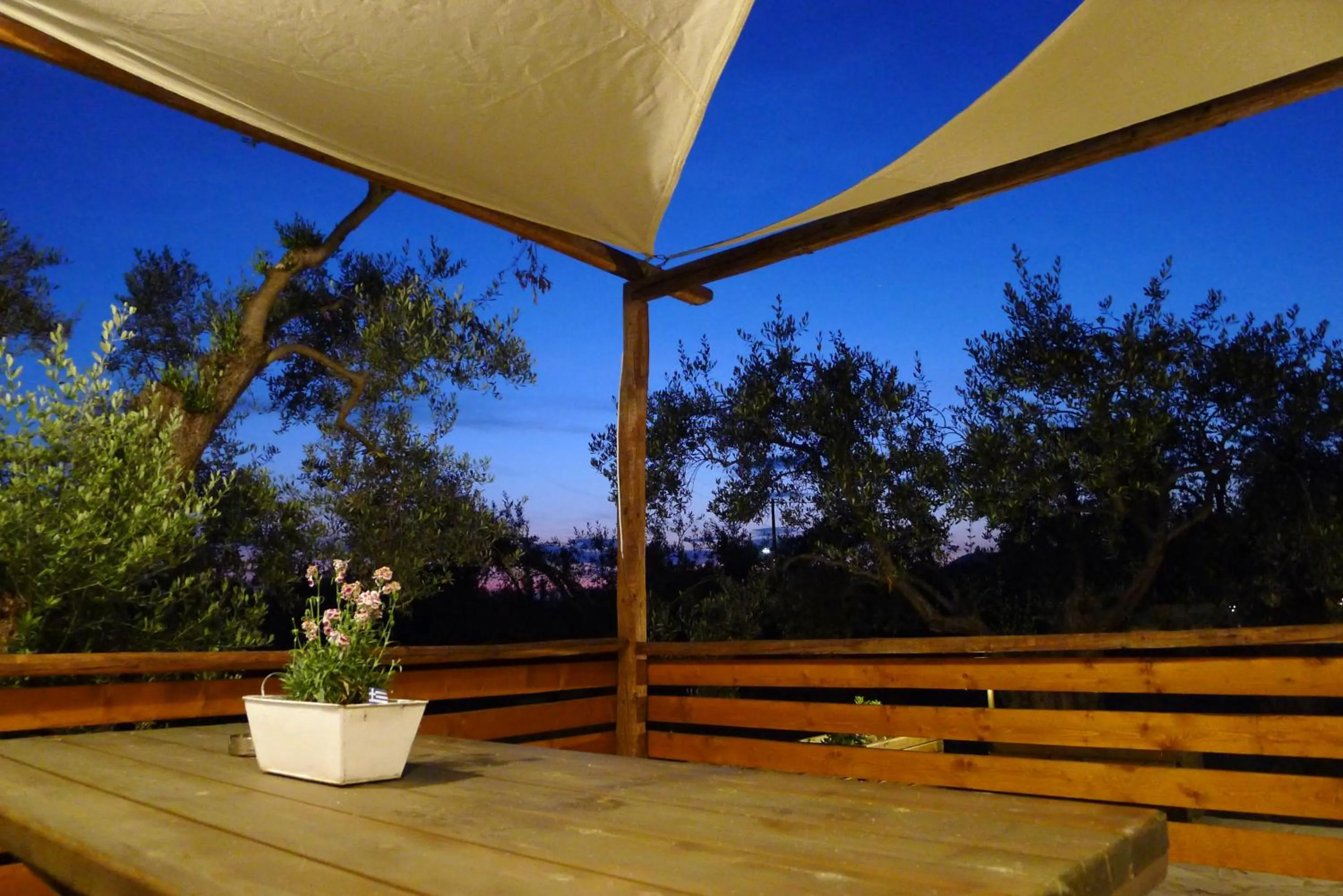 Ampoulos Rooms & Apartments