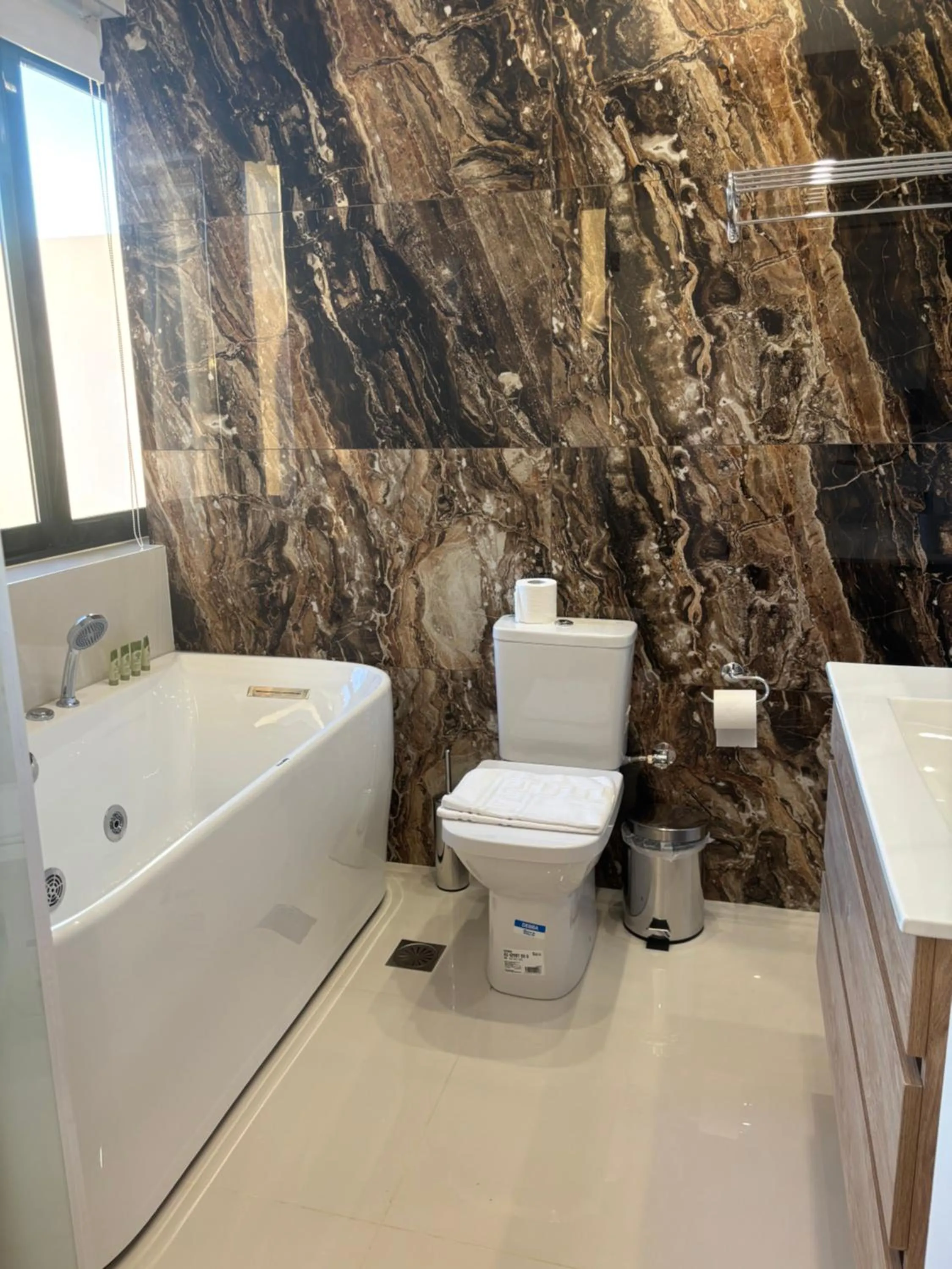 Ampoulos Rooms & Apartments