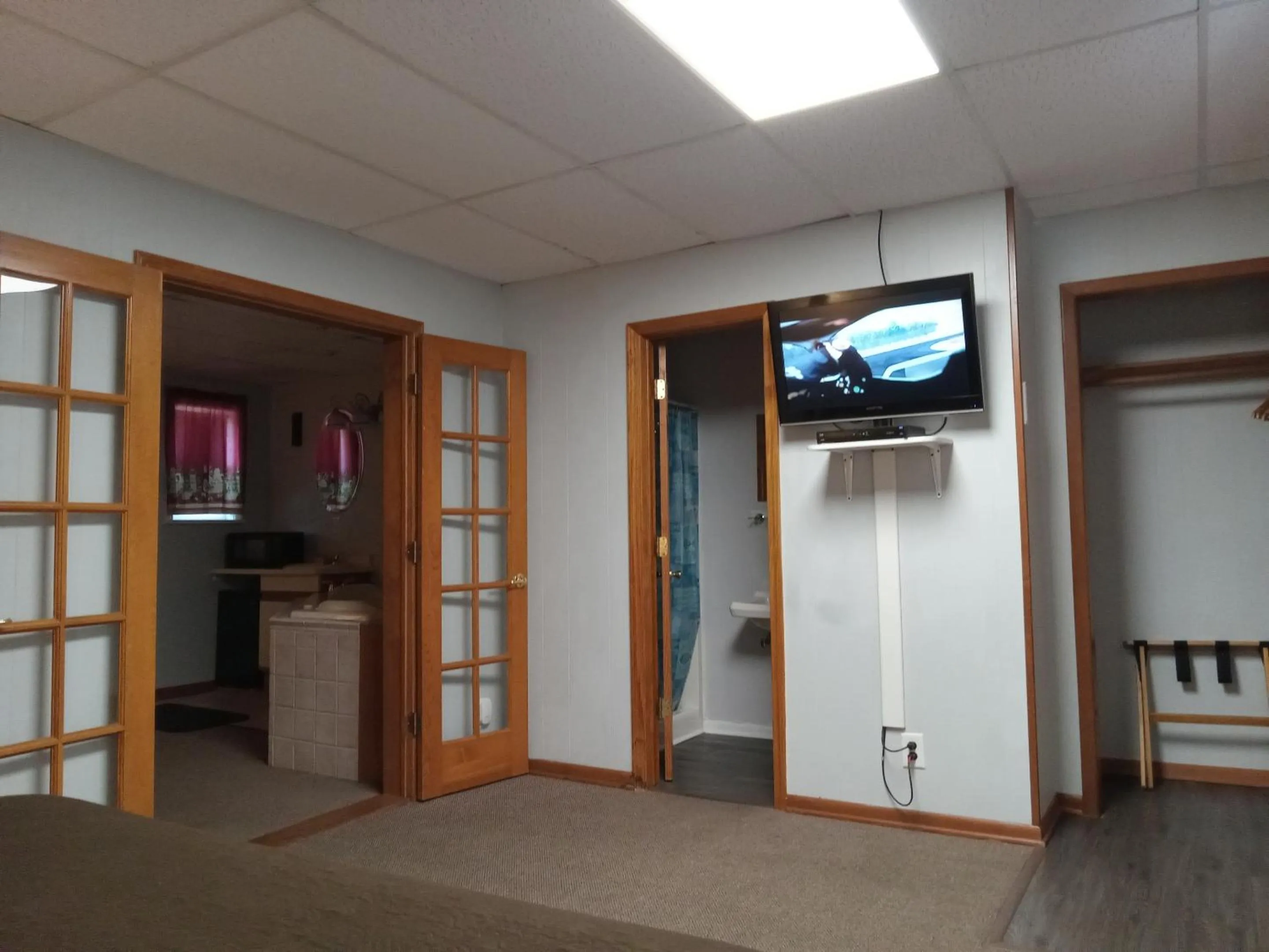Bedroom in HICKORY SHADES MOTEL