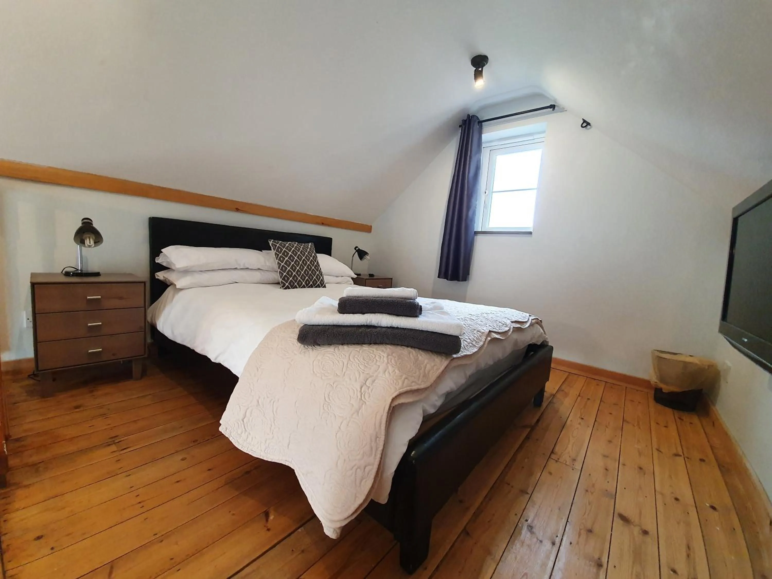 Bedroom, Bed in Low Farm Cottages