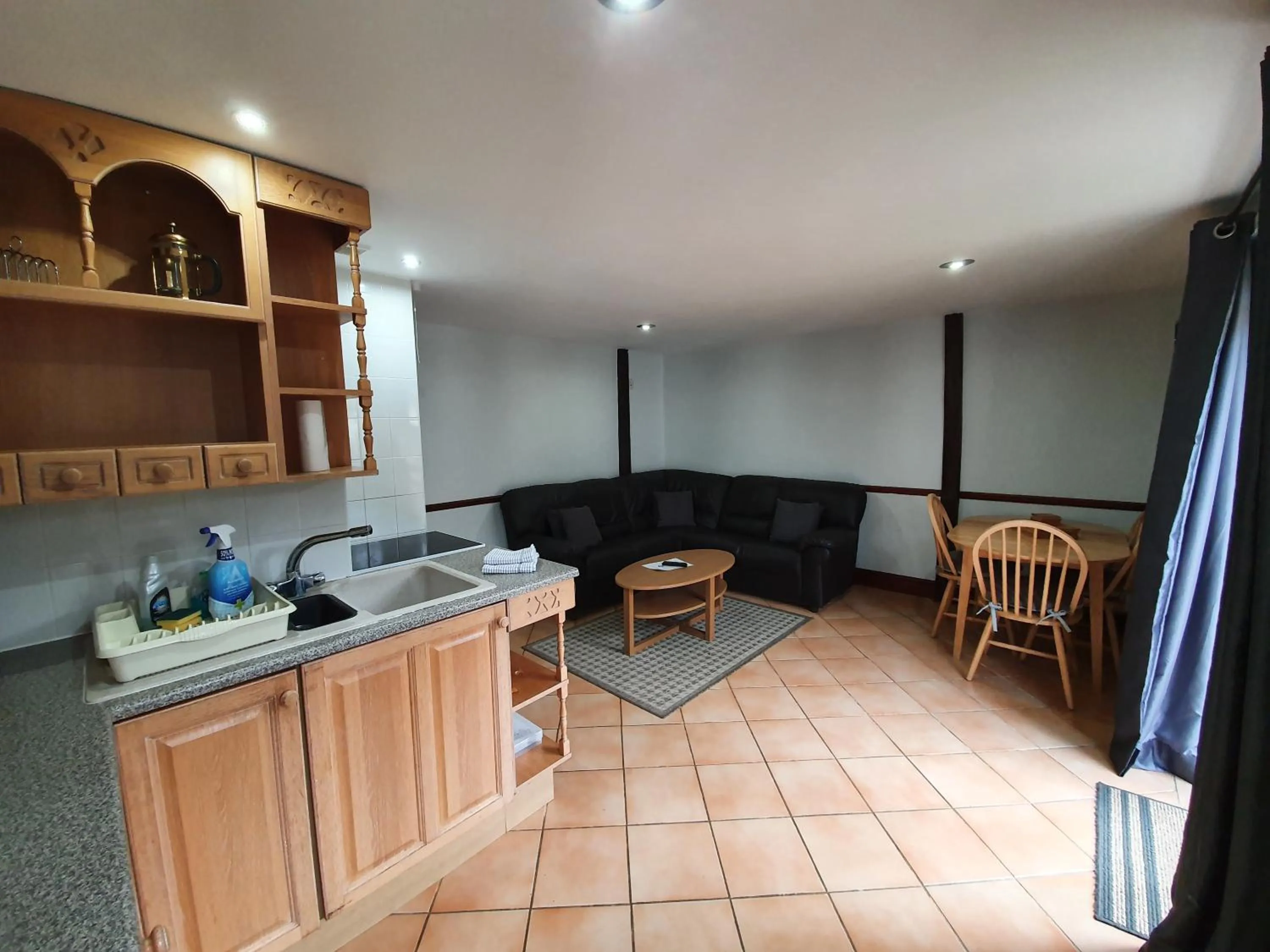 Kitchen or kitchenette in Low Farm Cottages