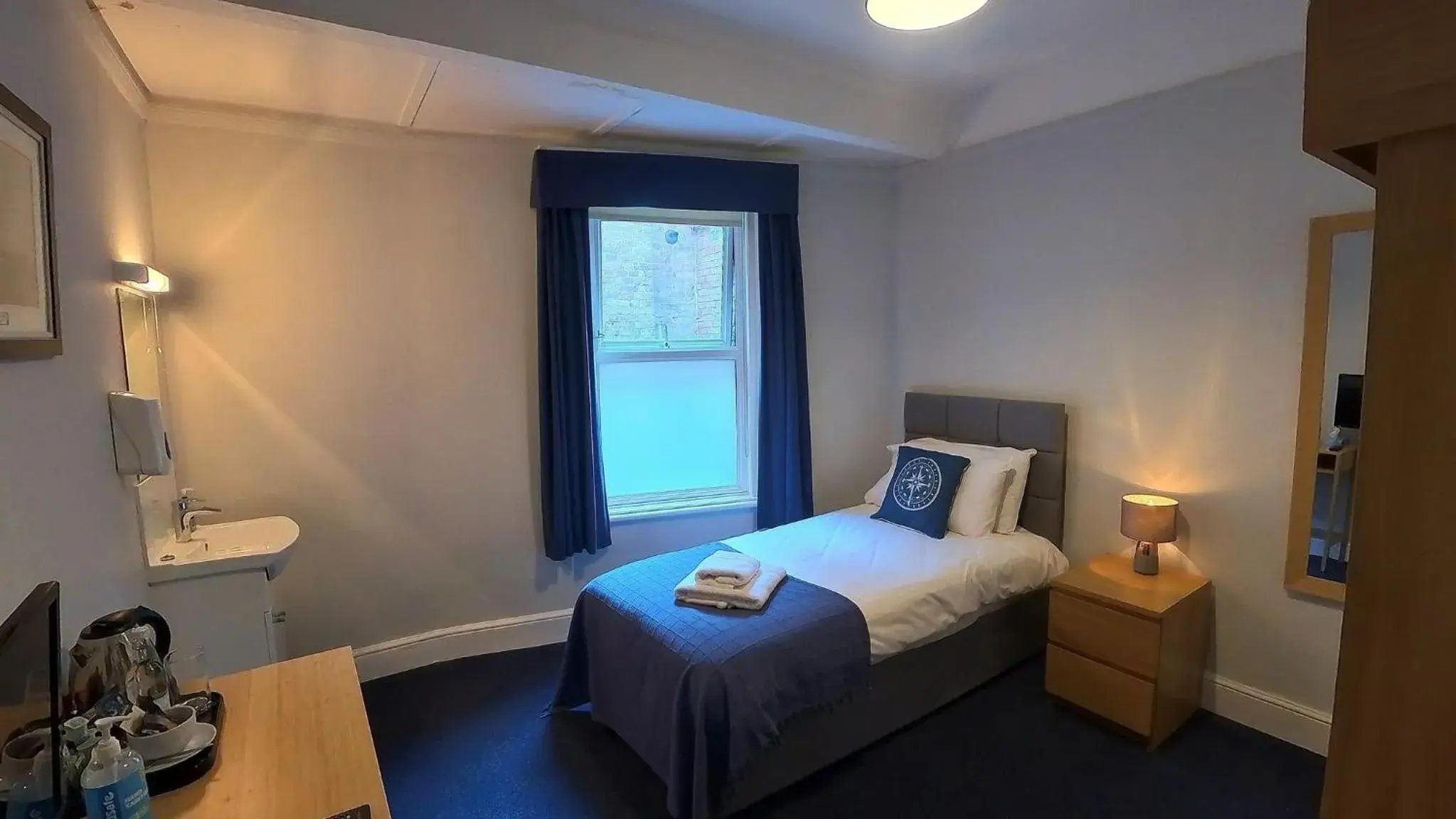 Standard Single Room with Shared Bathroom - single occupancy in Royal Temple Yacht Club Standard Single Room with Shared Bathroom - single occupancy in Royal Temple Yacht Club