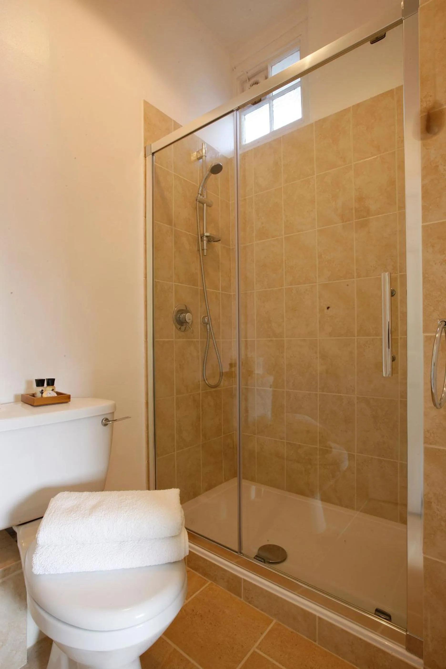 Bathroom in Beaufort Lodge - Town centre - Free parking