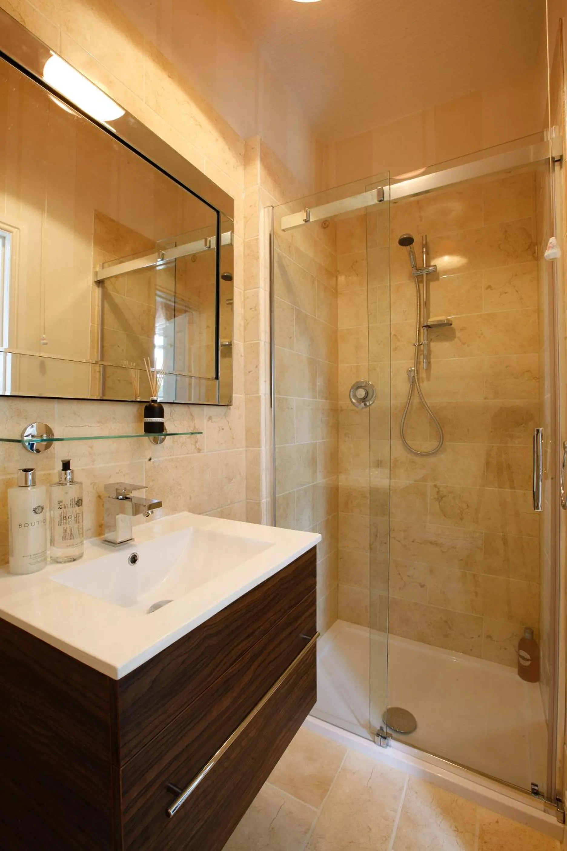 Bathroom in Beaufort Lodge - Town centre - Free parking