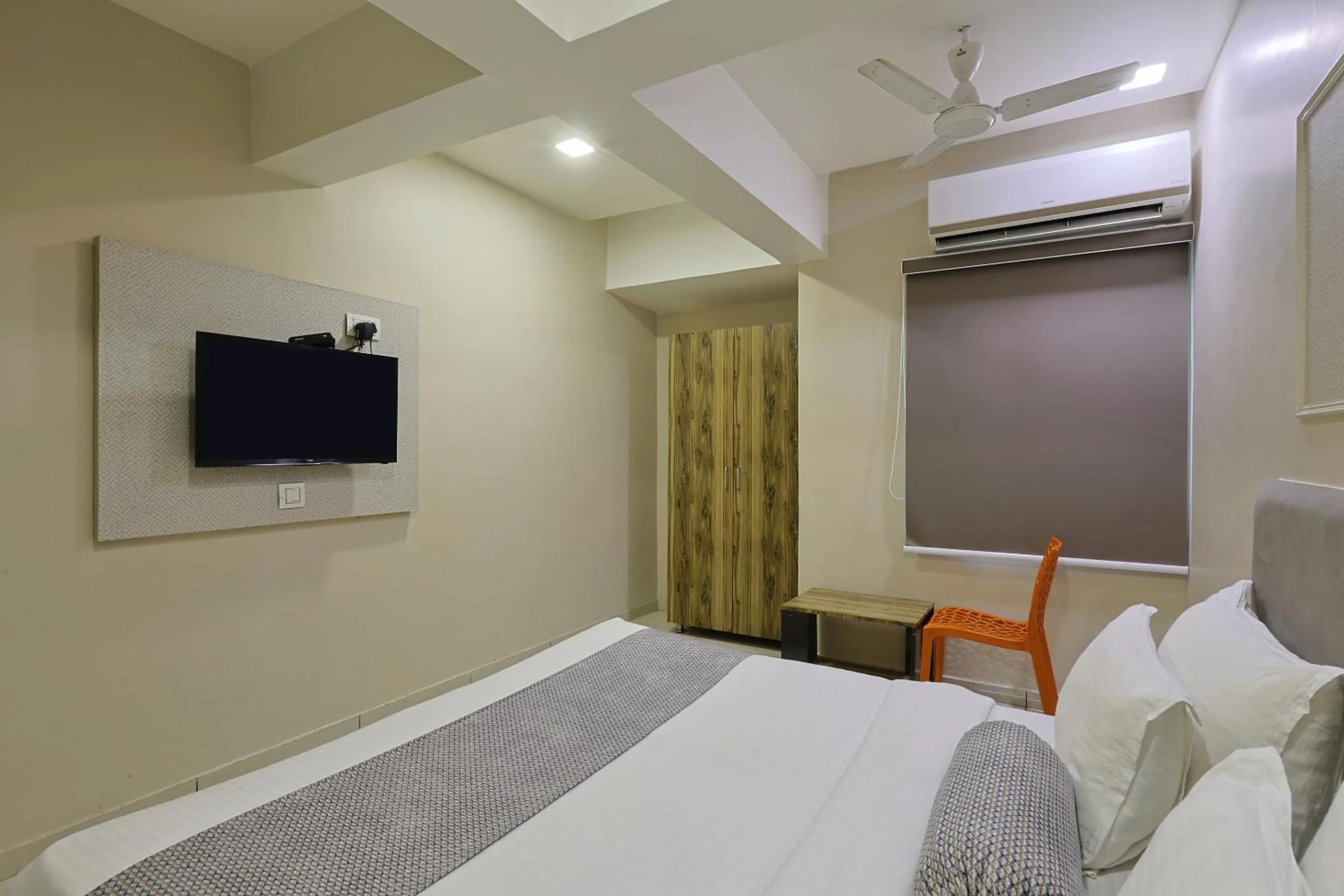 Living room, Bed in HOTEL SHALIGRAM