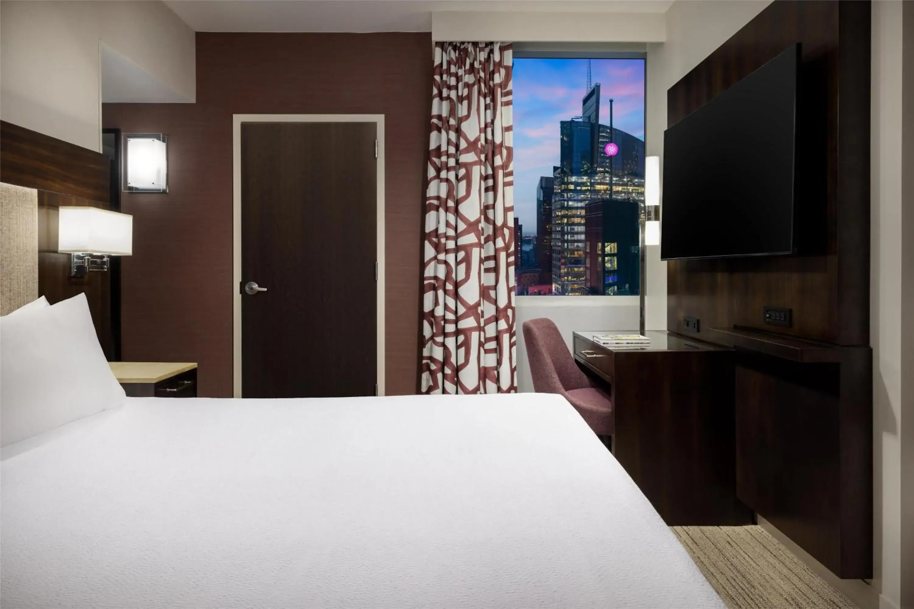 King Corner Room with Times Square View in Hilton Garden Inn New York - Times Square Central King Corner Room with Times Square View in Hilton Garden Inn New York - Times Square Central