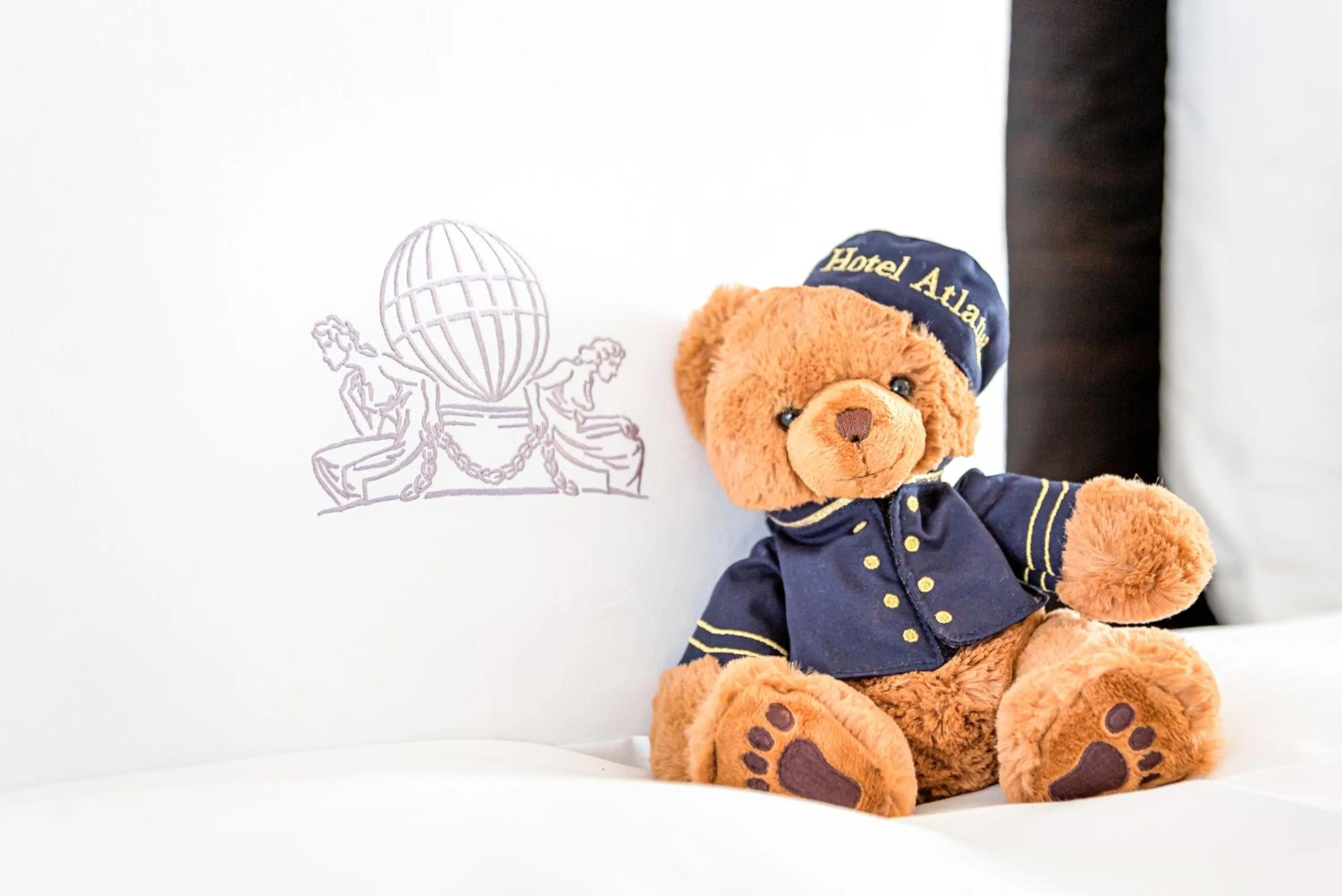 Bedroom in Hotel Atlantic Hamburg, Autograph Collection