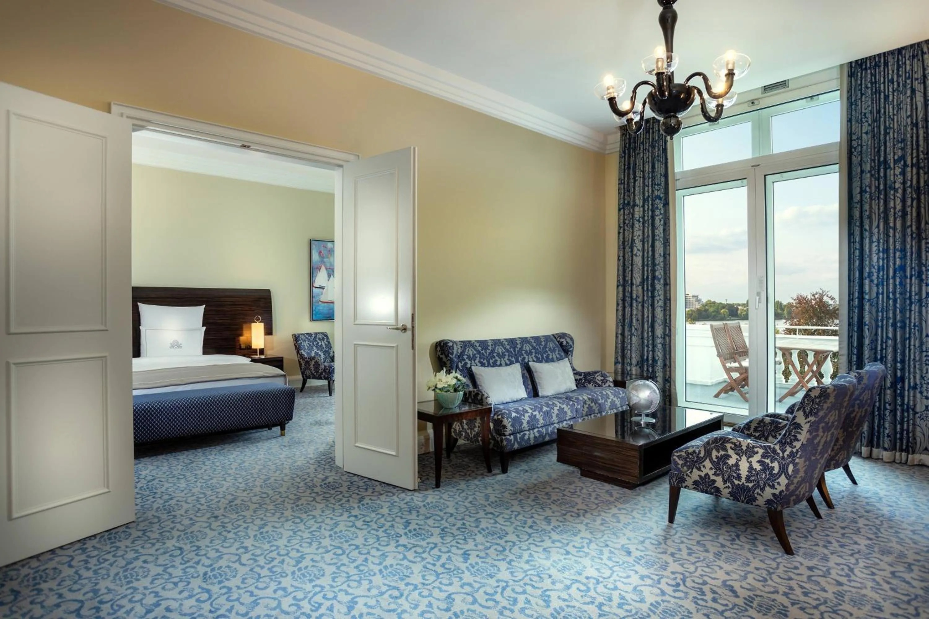 Photo of the whole room, Bed in Hotel Atlantic Hamburg, Autograph Collection