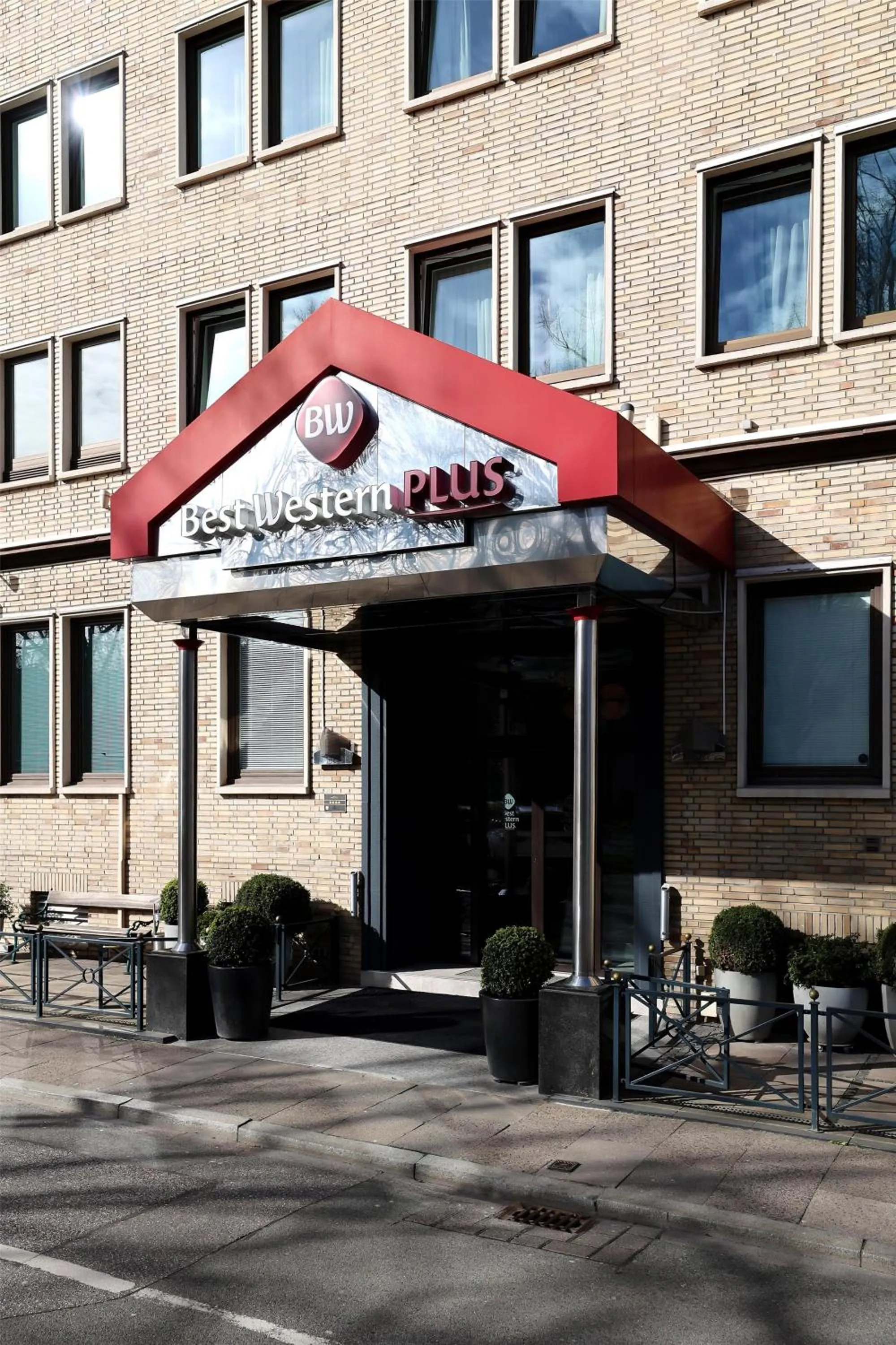 Property building in Best Western Plus Hotel St. Raphael