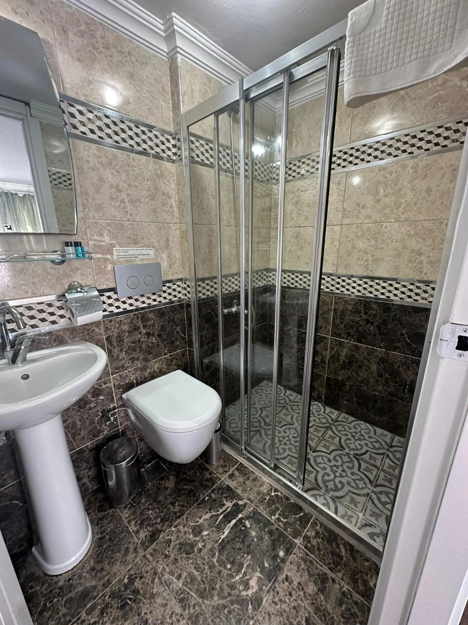 Shower in Rose Bouquets Hotel