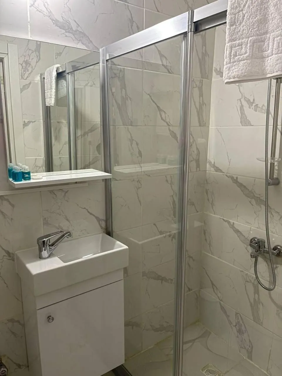 Shower in Rose Bouquets Hotel