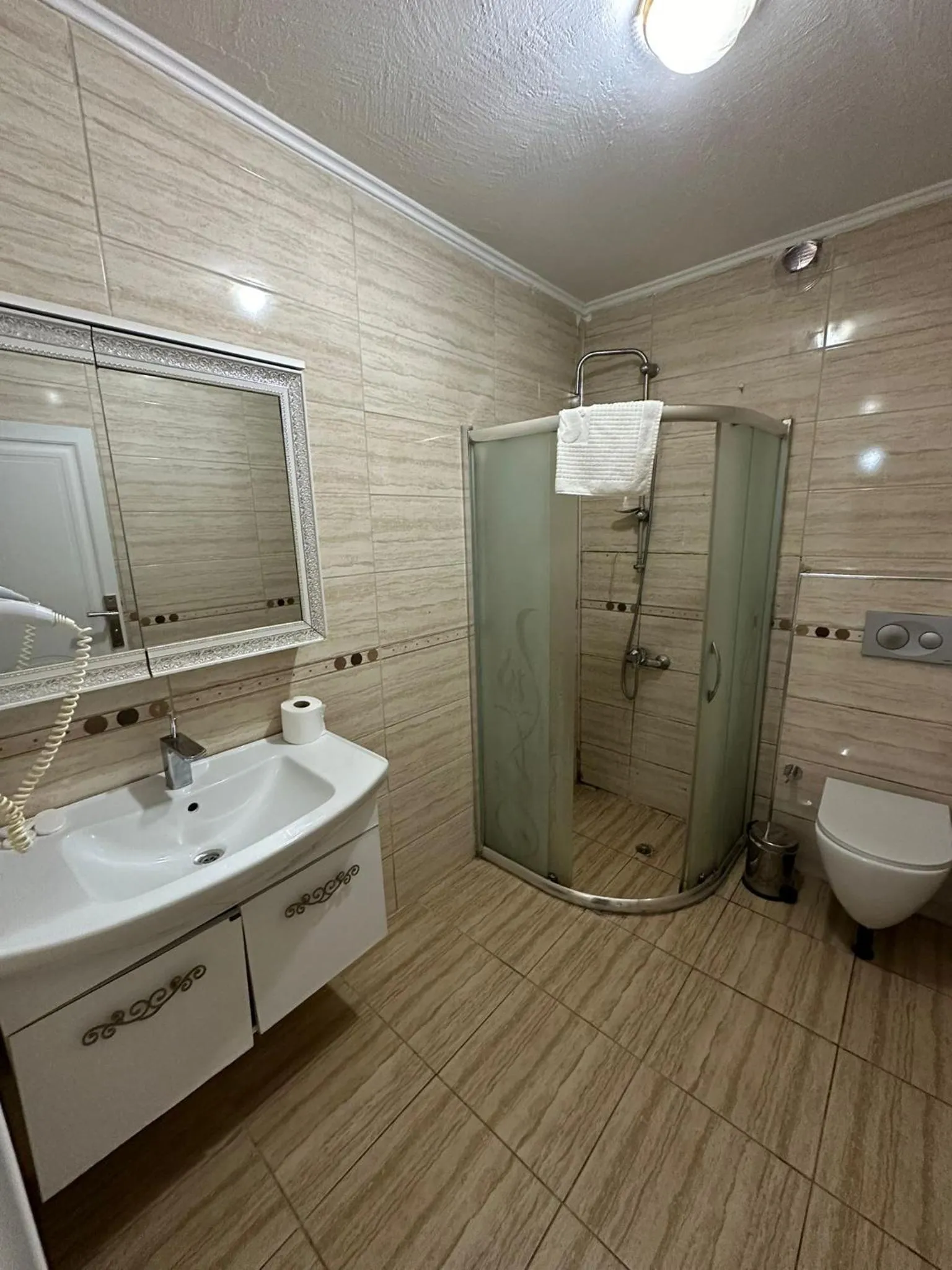 Shower in Rose Bouquets Hotel