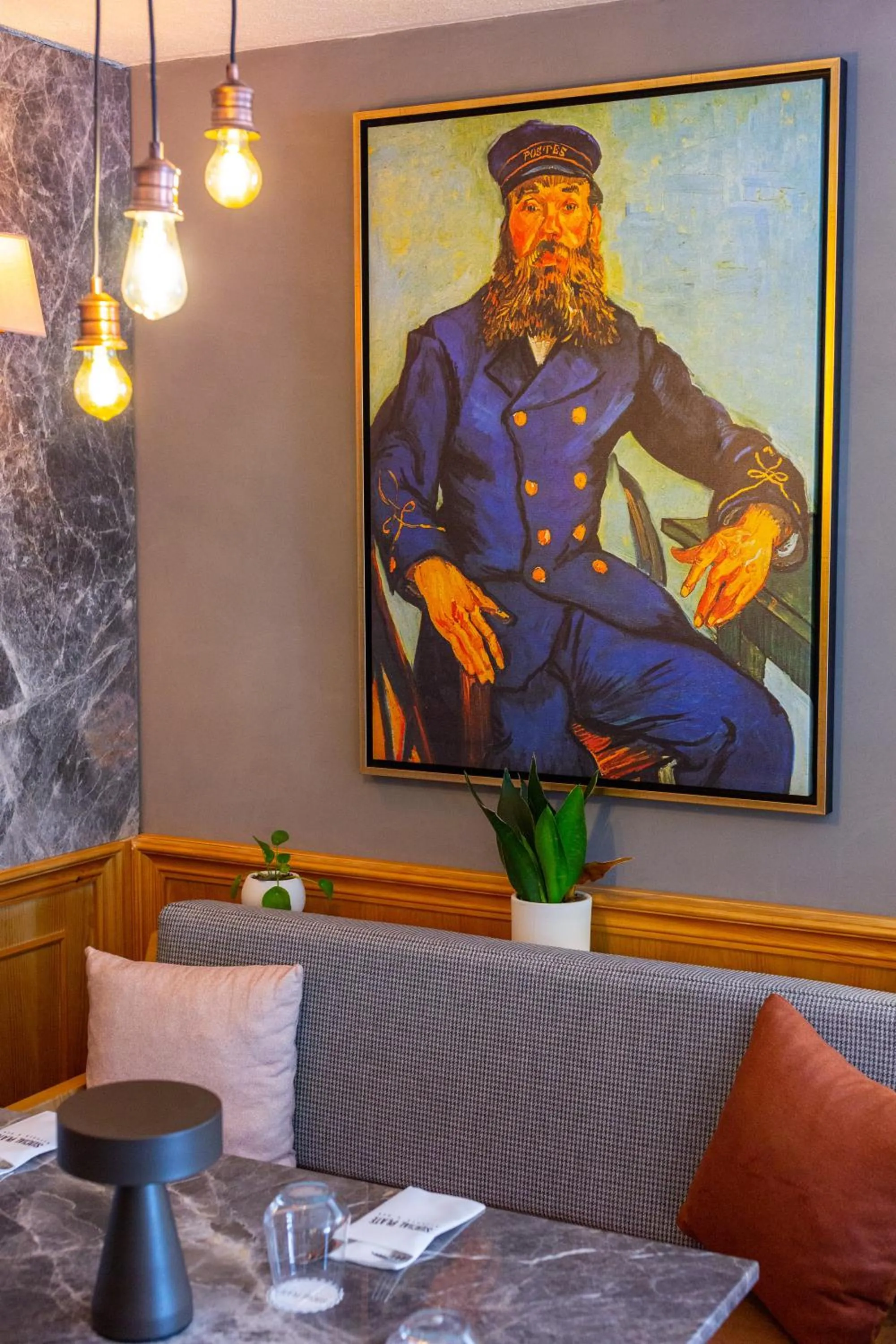 Restaurant/places to eat in Alan Suites