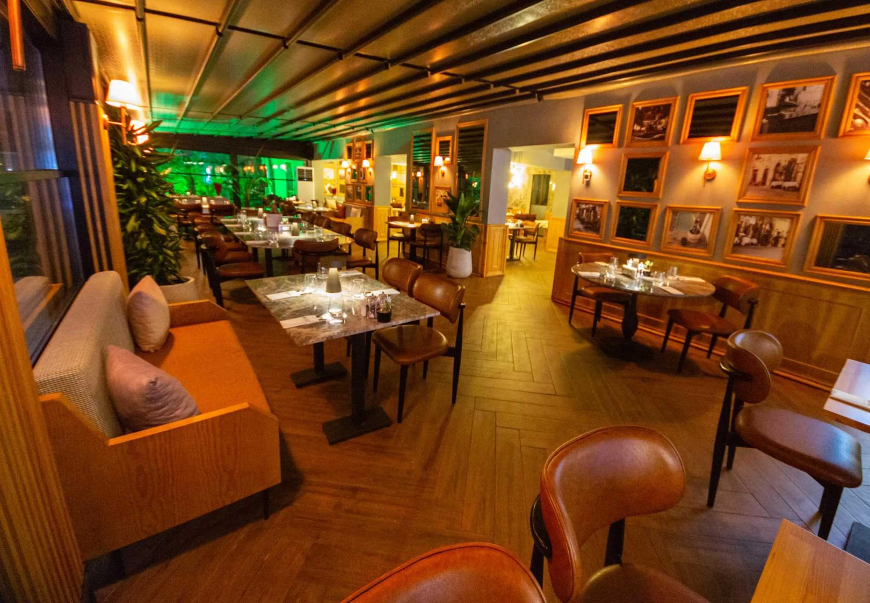 Restaurant/places to eat in Alan Suites