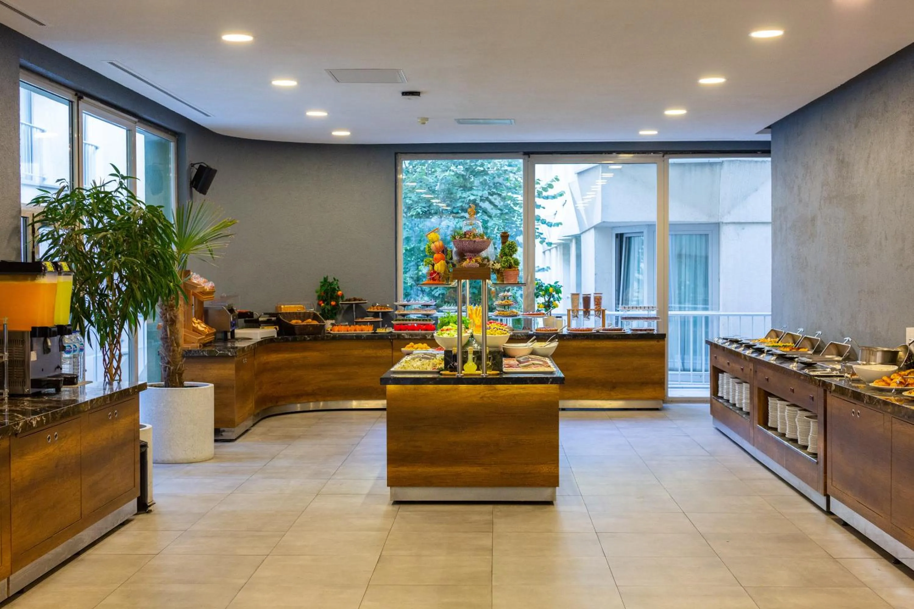 Breakfast in Alan Suites