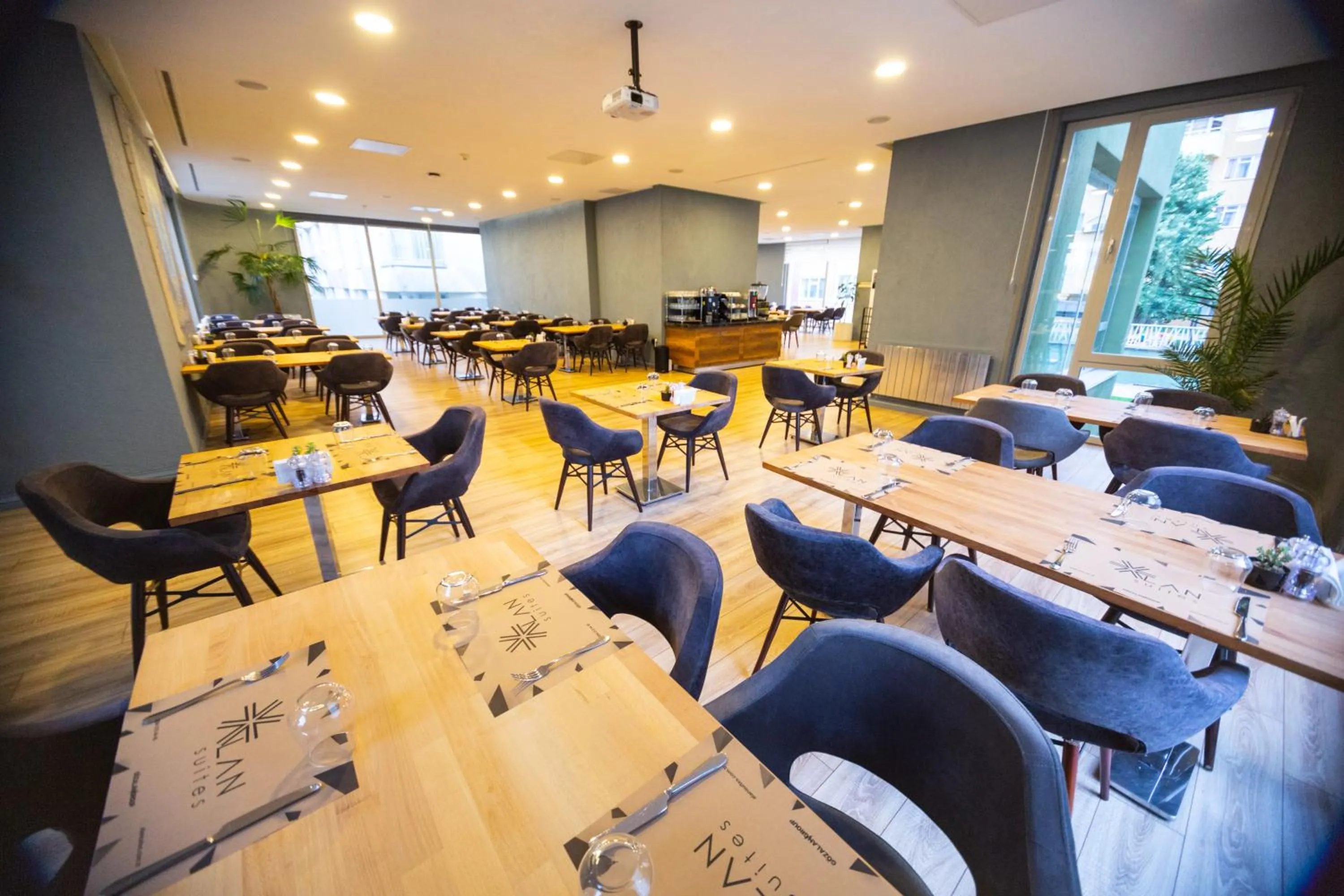 Restaurant/places to eat in Alan Suites