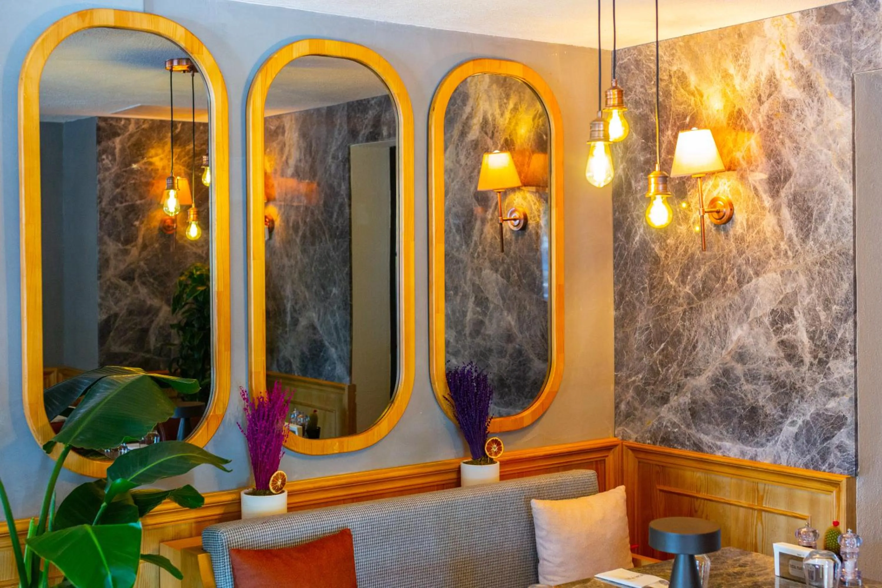 Restaurant/places to eat in Alan Suites