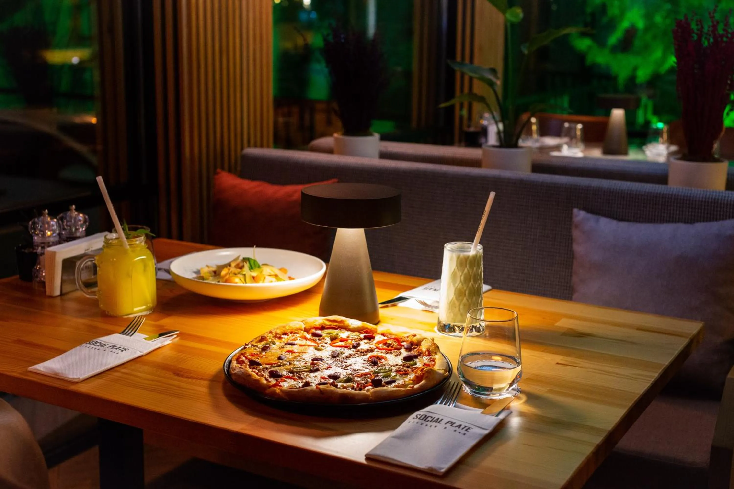 Restaurant/places to eat in Alan Suites