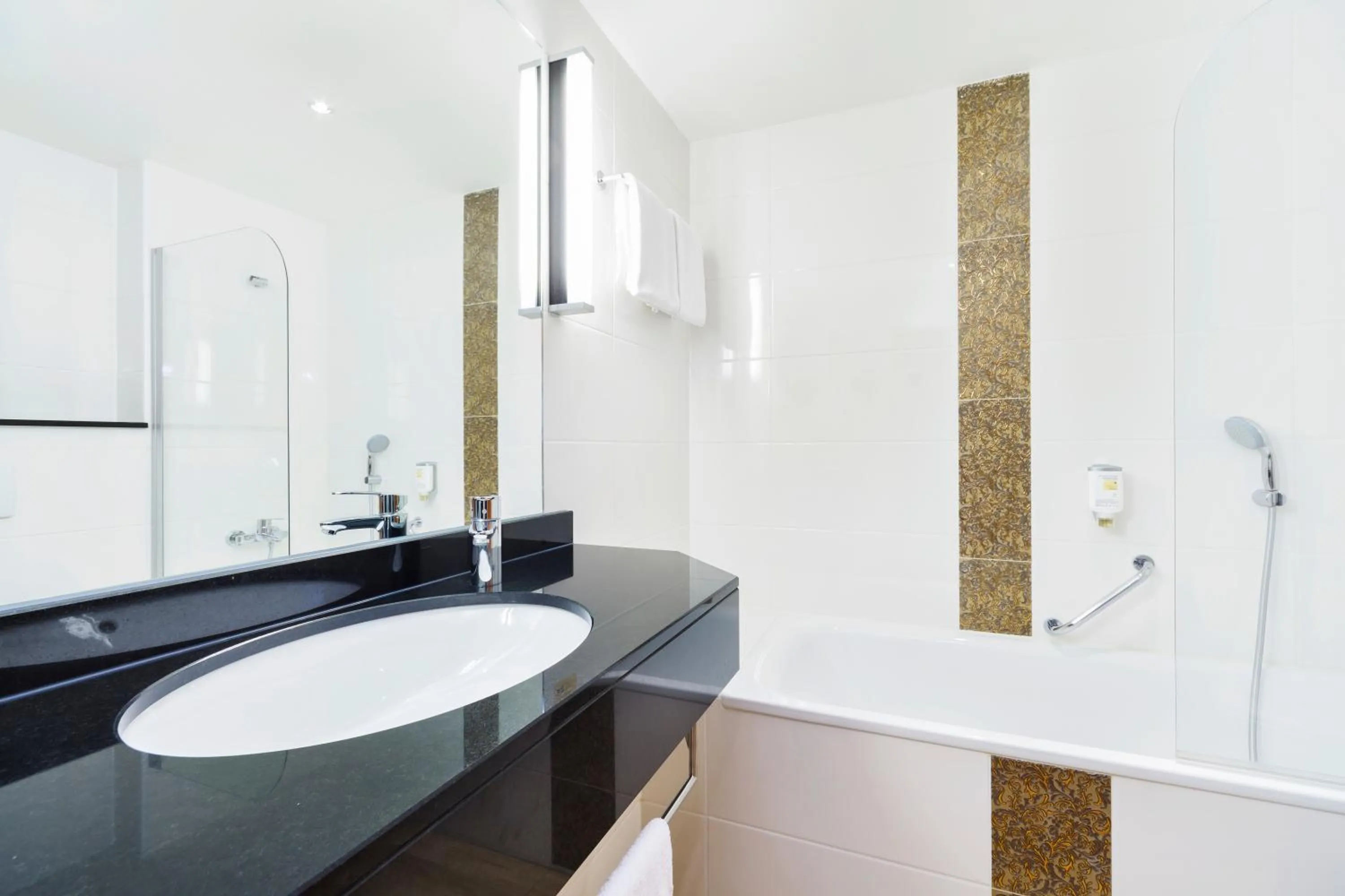 Bathroom in Luitpoldpark-Hotel