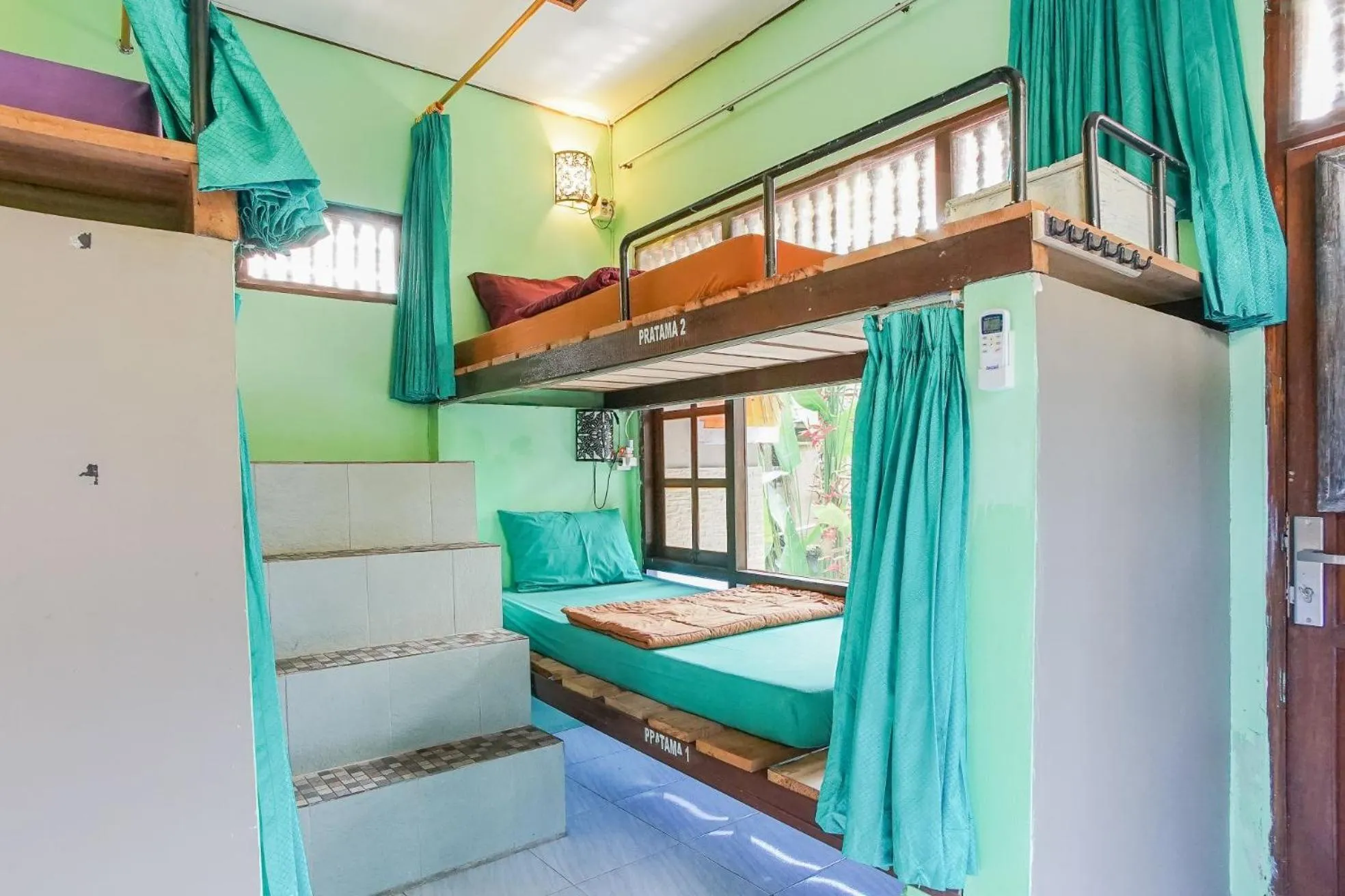 bunk bed in Padi-Padi Hostel & Bar